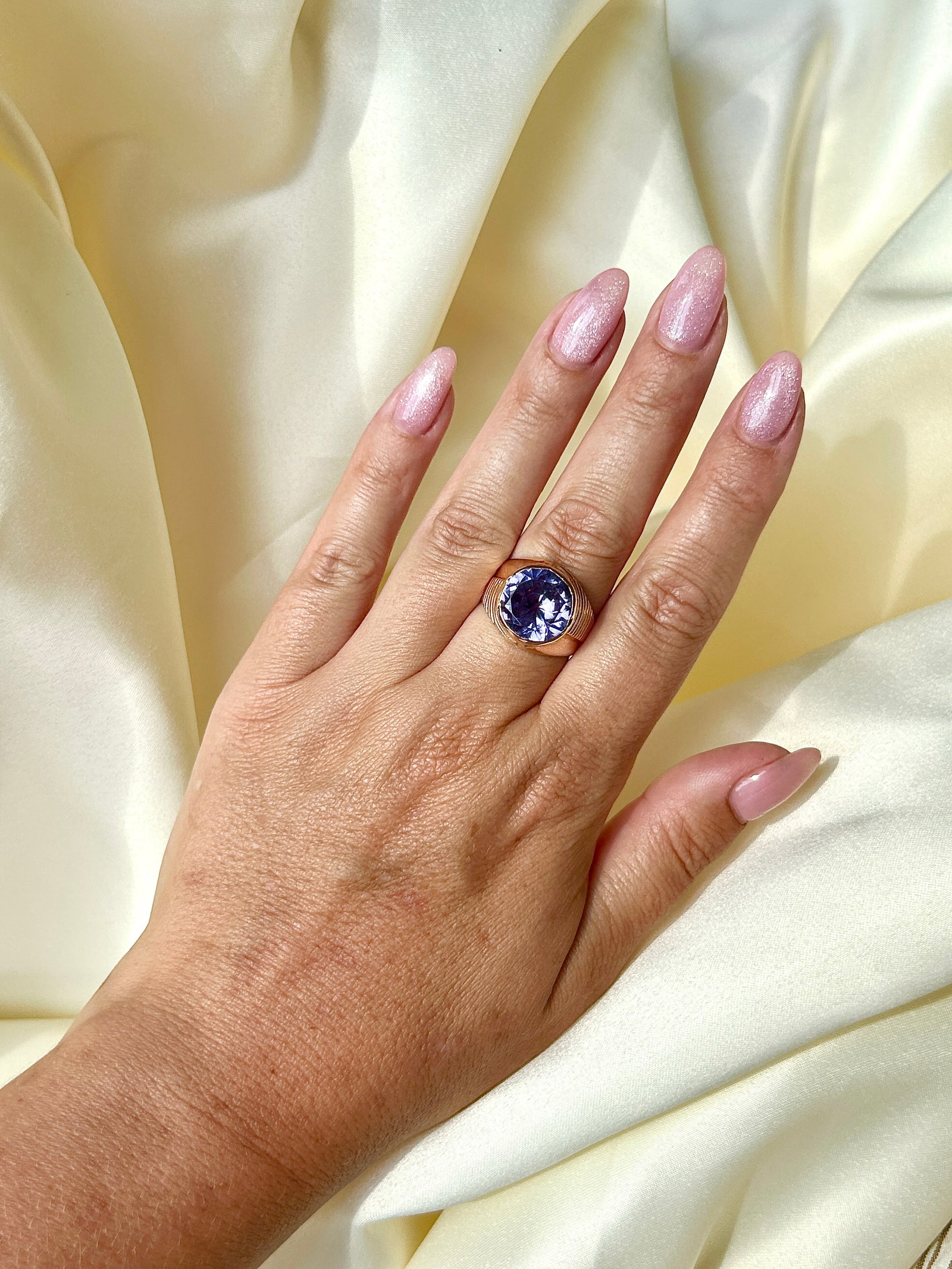 chunky 18ct yellow gold colour changing stone ring - 6