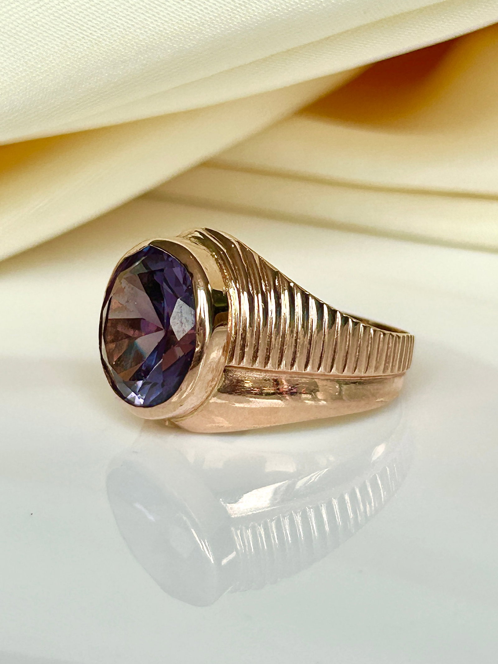 chunky 18ct yellow gold colour changing stone ring - 9