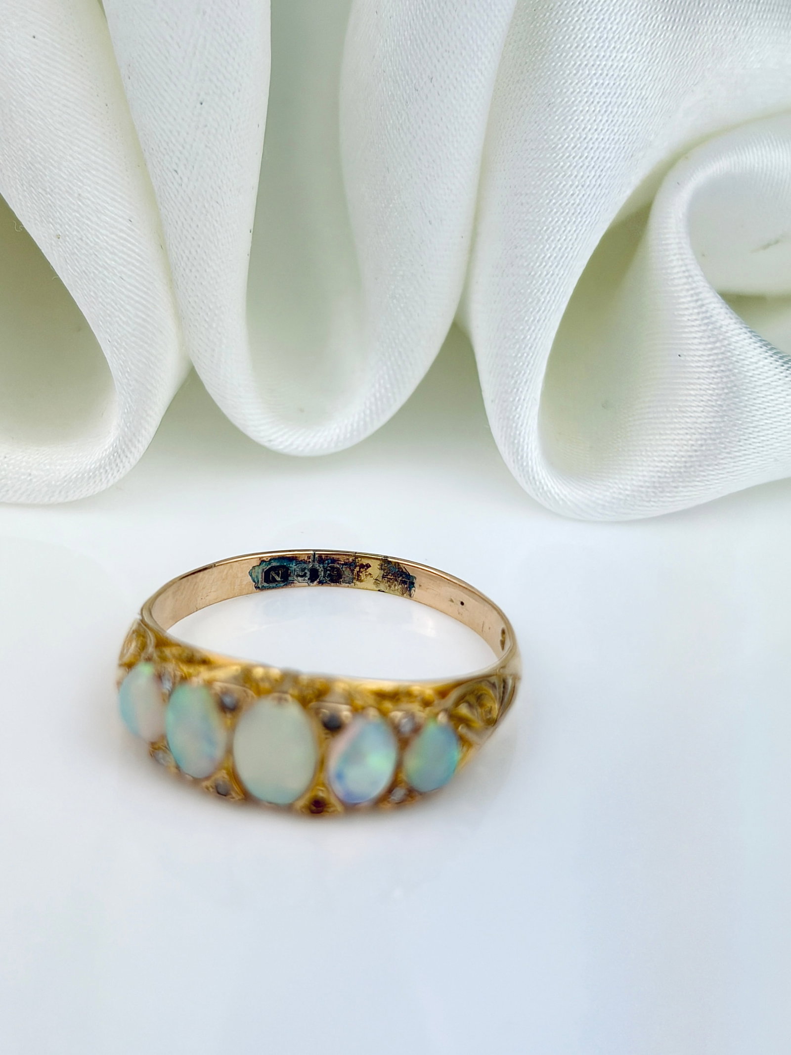 ANTIQUE 18CT YELLOW GOLD OPAL 5 STONE RING WITH DIAMOND POINTS - 4