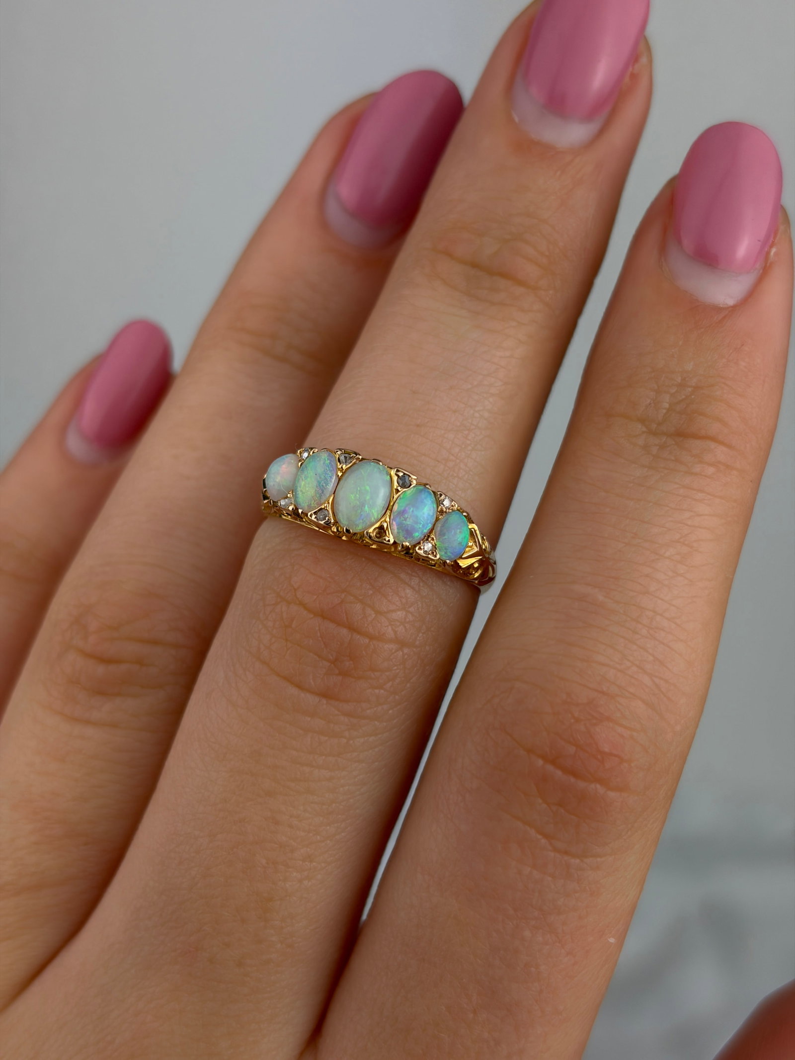 ANTIQUE 18CT YELLOW GOLD OPAL 5 STONE RING WITH DIAMOND POINTS - 8