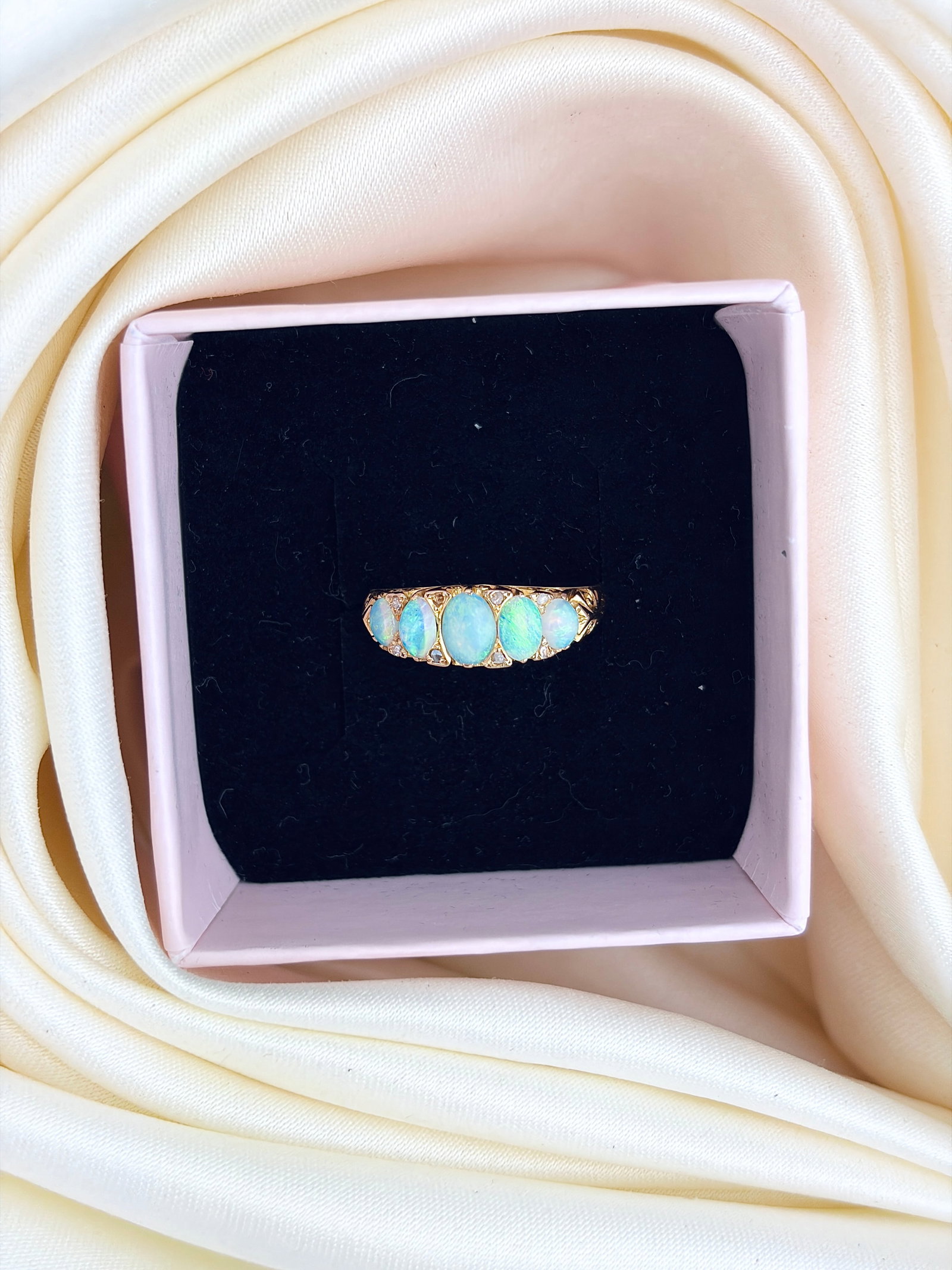 ANTIQUE 18CT YELLOW GOLD OPAL 5 STONE RING WITH DIAMOND POINTS - 9