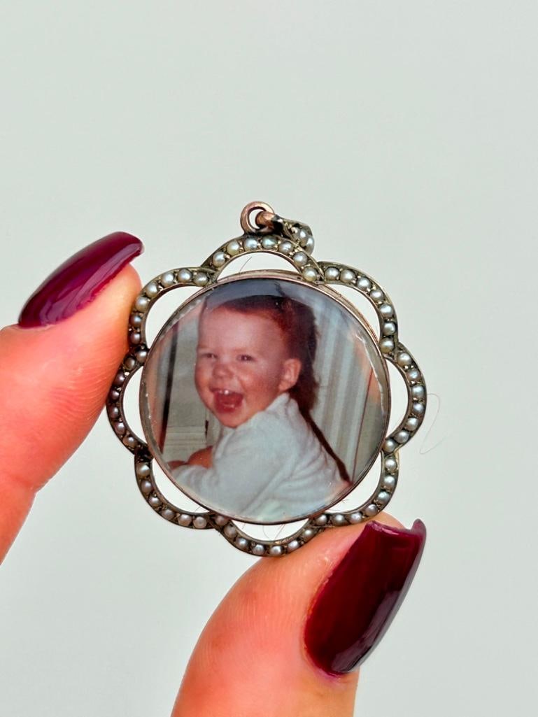 Wonderful Pearl Halo Gold Double Sided Locket Pendant: Wonderful Pearl Halo Gold Double Sided Locket Pendant charming and precious measurements size 33mm x 30mm weight 7.74g materials gold and pearl</