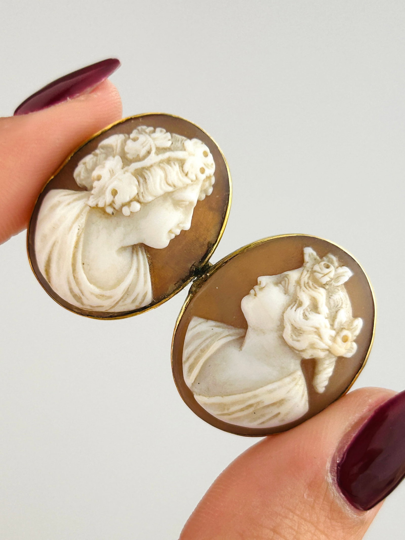 Antique Gold Double Cameo Brooch: Antique Gold Double Cameo Brooch Weight: 7.66g Size: 25x41mm, depth 9mm Materials: Gold Hallmarks: None present Condition: The overall condition is very good Office Use: / The item will be sent