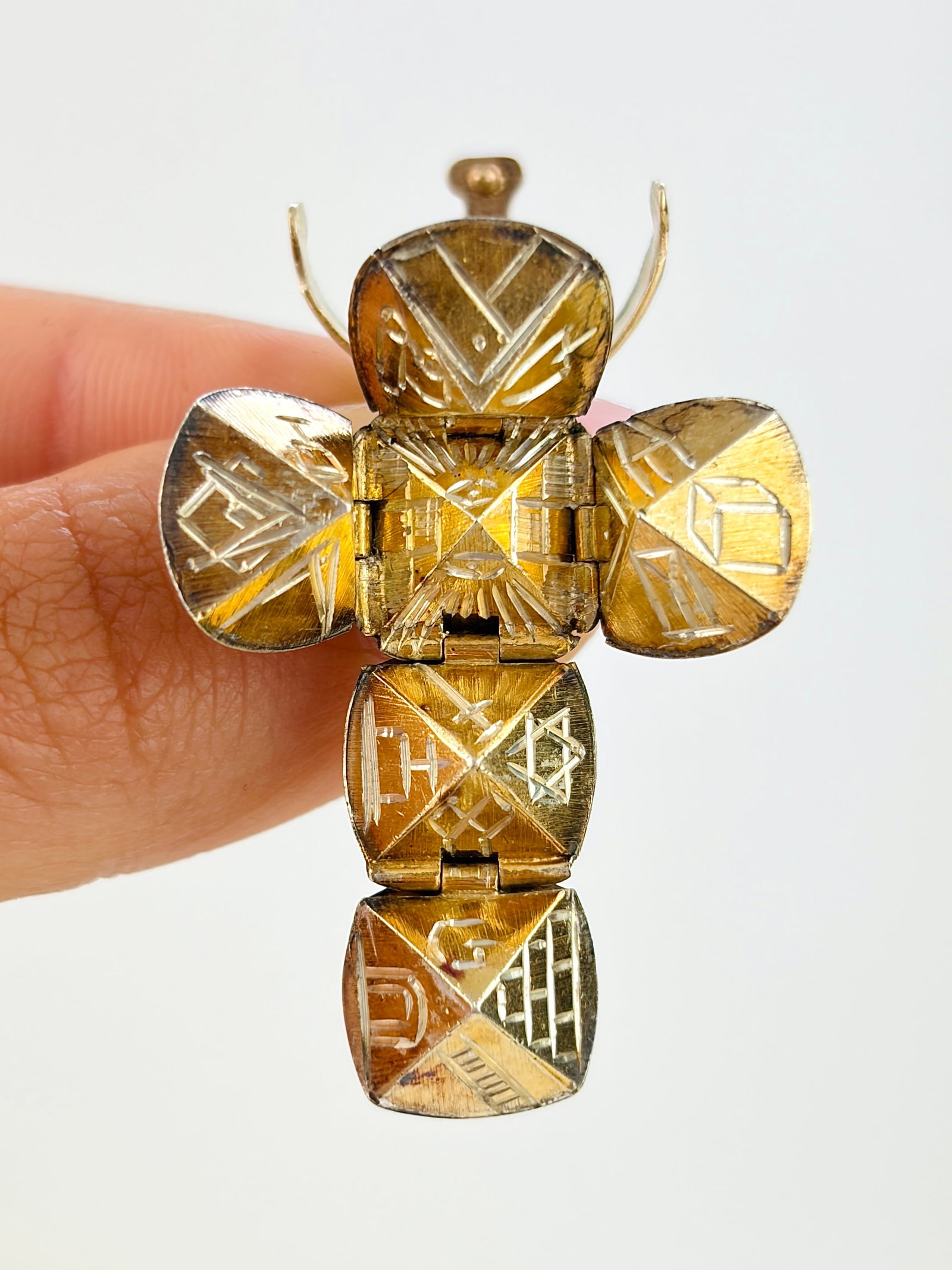 GOLD AND SILVER RARE OPENING MASONIC ORB/CROSS PENDANT: GOLD AND SILVER RARE OPENING MASONIC ORB/CROSS PENDANT Weight: 9.22g Size: 21x17mm closed, 41x31mm open Materials: gold and silver Hallmarks: Stamped silver and gold Condition: Good