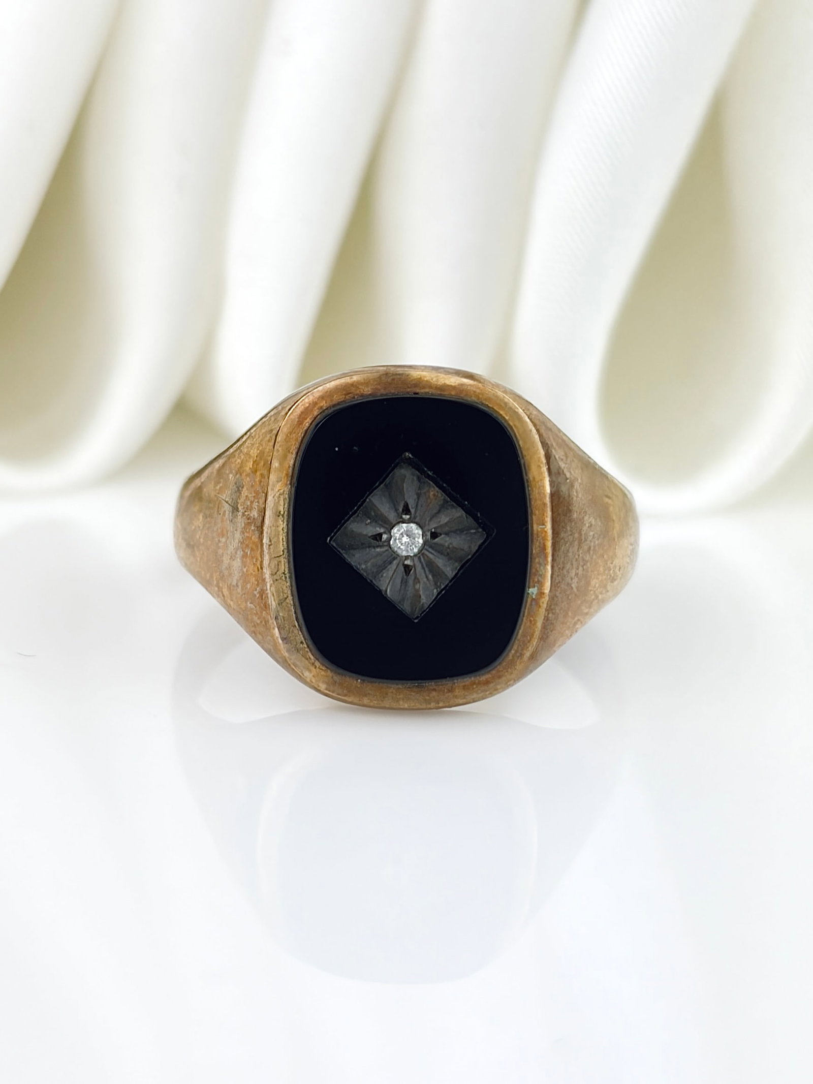 Vintage c.1973 9ct Gold Onyx and Diamond Inlay Signet Ring: Vintage c.1973 9ct Gold Onyx and Diamond Inlay Signet Ring stunning setting!