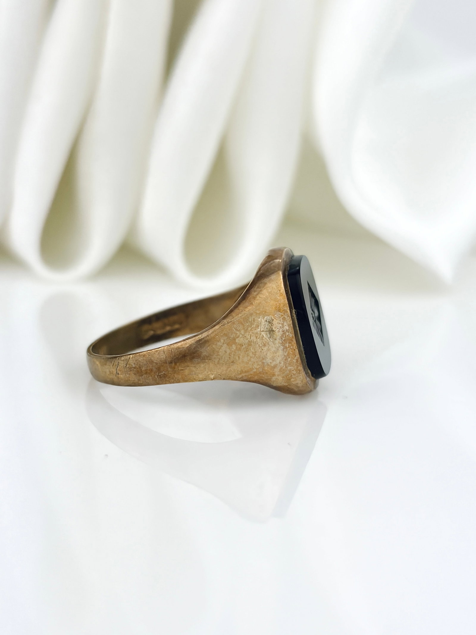 Vintage c.1973 9ct Gold Onyx and Diamond Inlay Signet Ring - 2