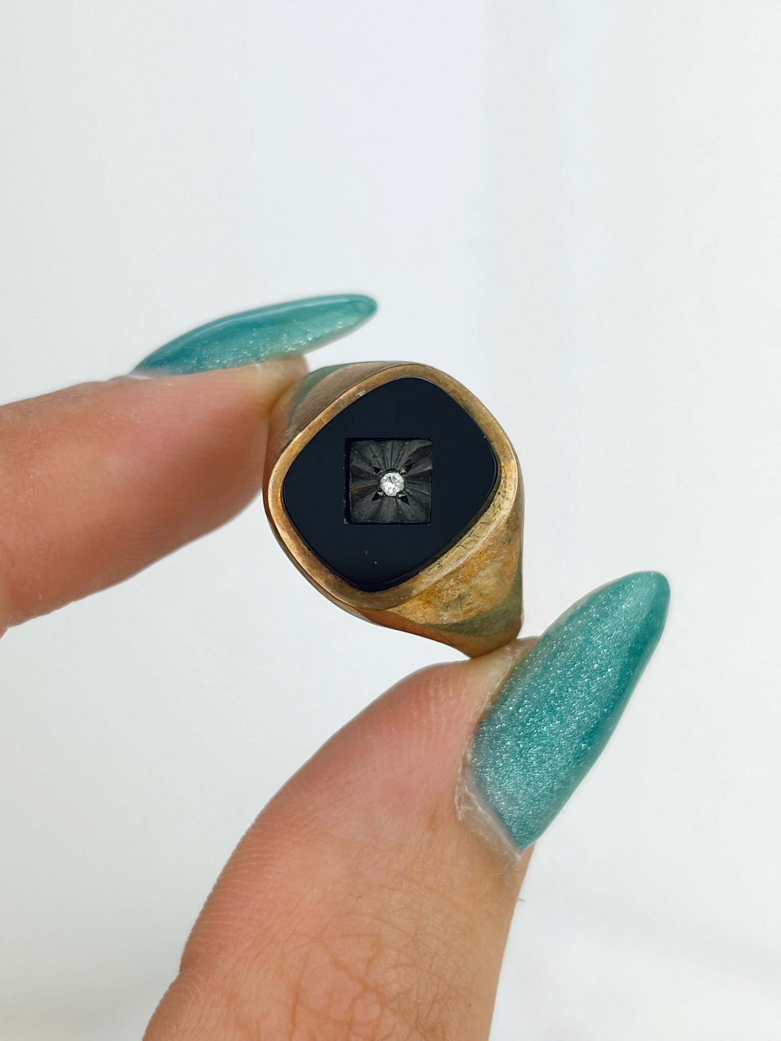 Vintage c.1973 9ct Gold Onyx and Diamond Inlay Signet Ring - 5