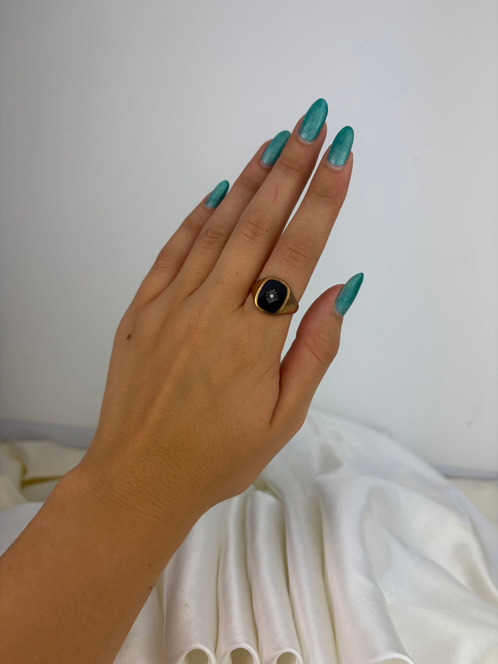 Vintage c.1973 9ct Gold Onyx and Diamond Inlay Signet Ring - 7