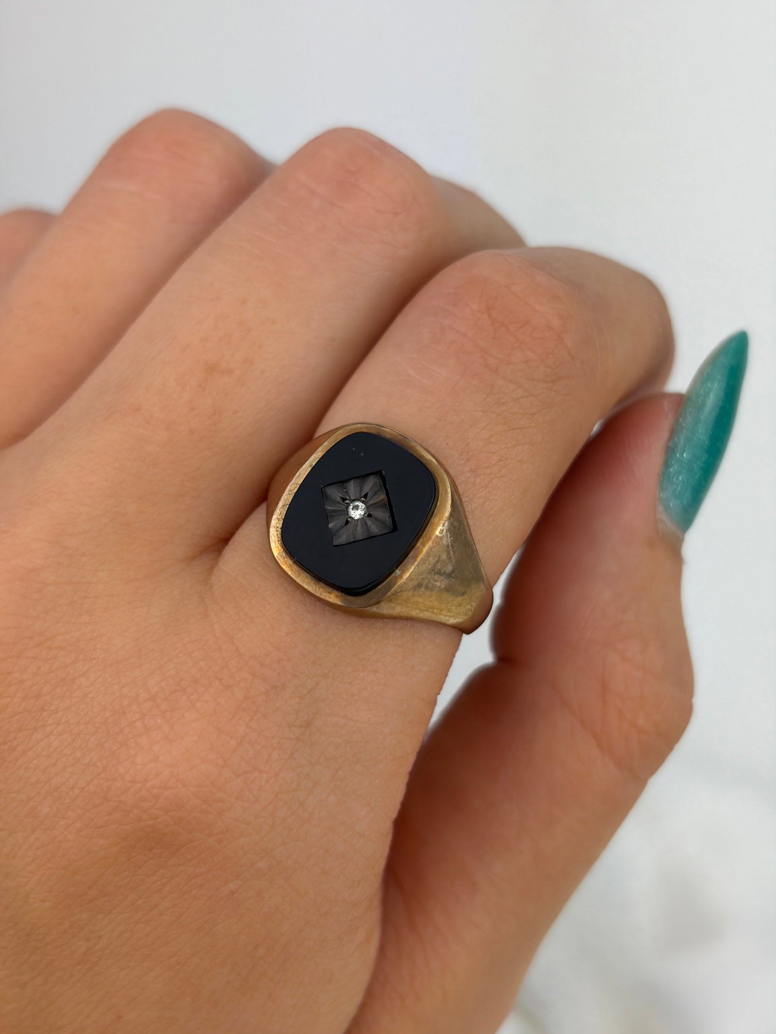 Vintage c.1973 9ct Gold Onyx and Diamond Inlay Signet Ring - 8