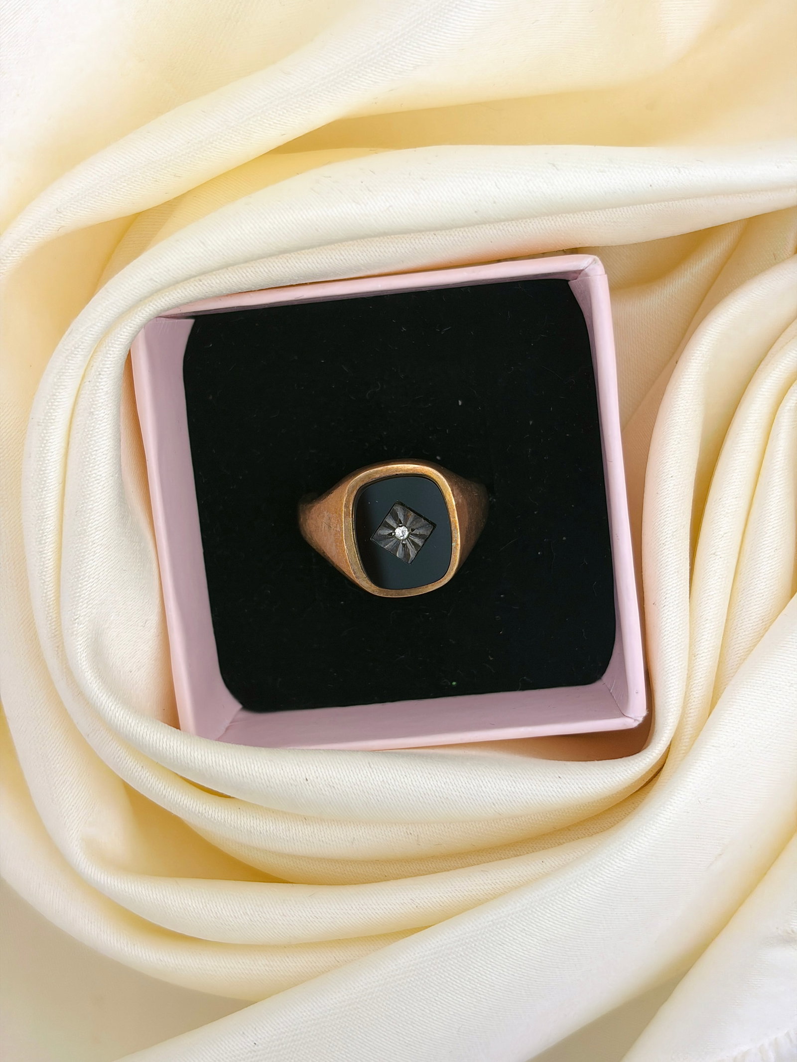 Vintage c.1973 9ct Gold Onyx and Diamond Inlay Signet Ring - 9