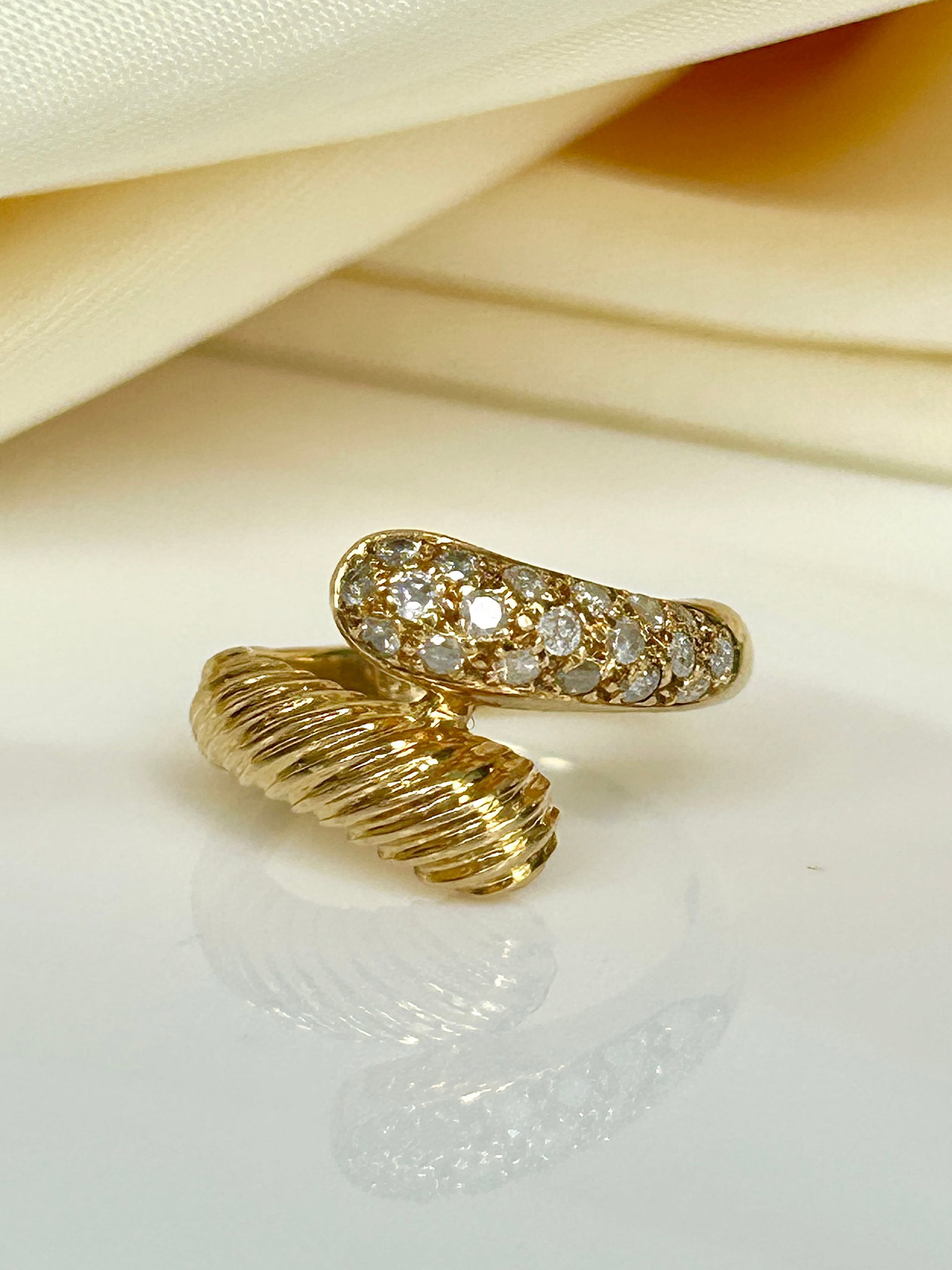 High quality 18ct yellow gold diamond snake design ring - 7
