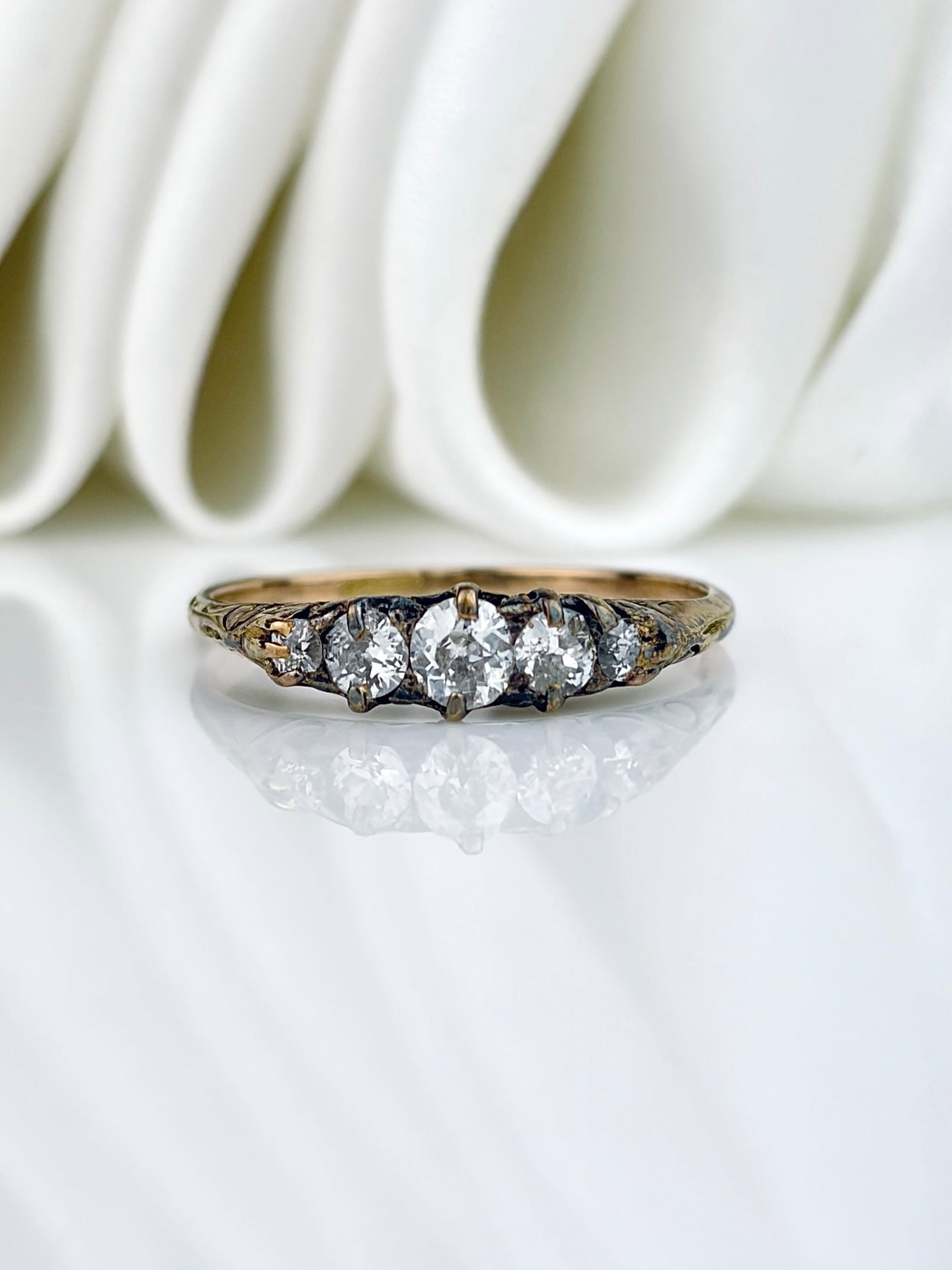 Antique 15ct Yellow Gold Graduated Diamond 5 Stone Ring: Antique 15ct Yellow Gold Graduated Diamond 5 Stone Ring Most amazing diamond sparkle!