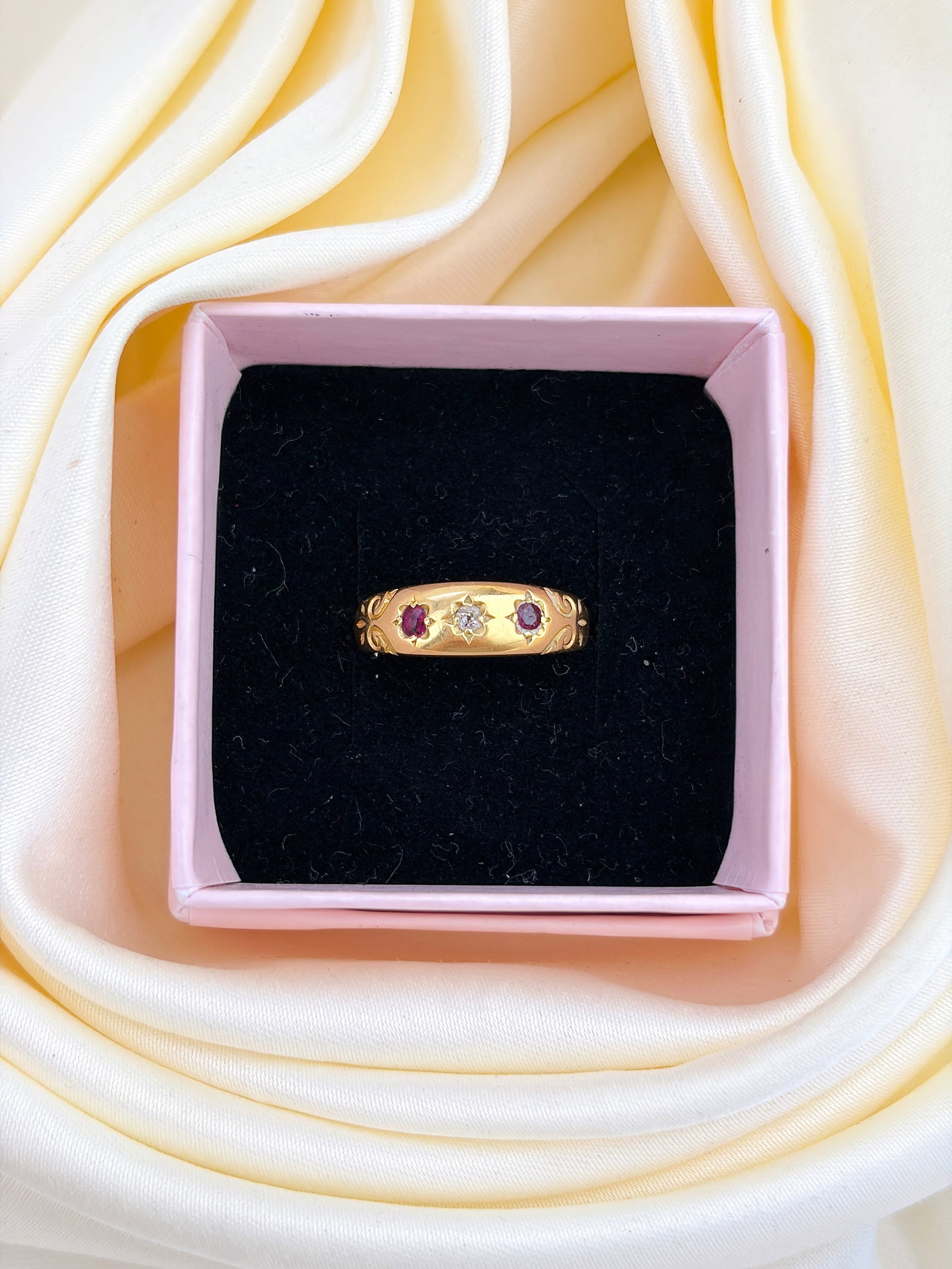 ANTIQUE C.1899 18CT YELLOW GOLD RUBY AND DIAMOND 3 STONE STAR SET RING - 10