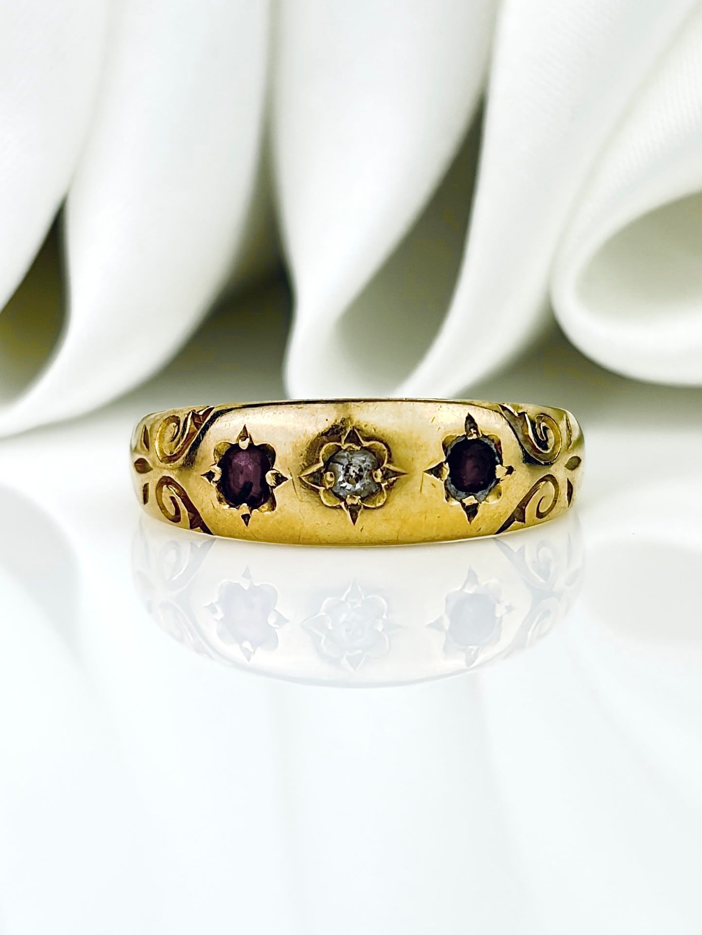 ANTIQUE C.1899 18CT YELLOW GOLD RUBY AND DIAMOND 3 STONE STAR SET RING: ANTIQUE C.1899 18CT YELLOW GOLD RUBY AND DIAMOND 3 STONE STAR SET RING Gorgeous swirl design shoulders!