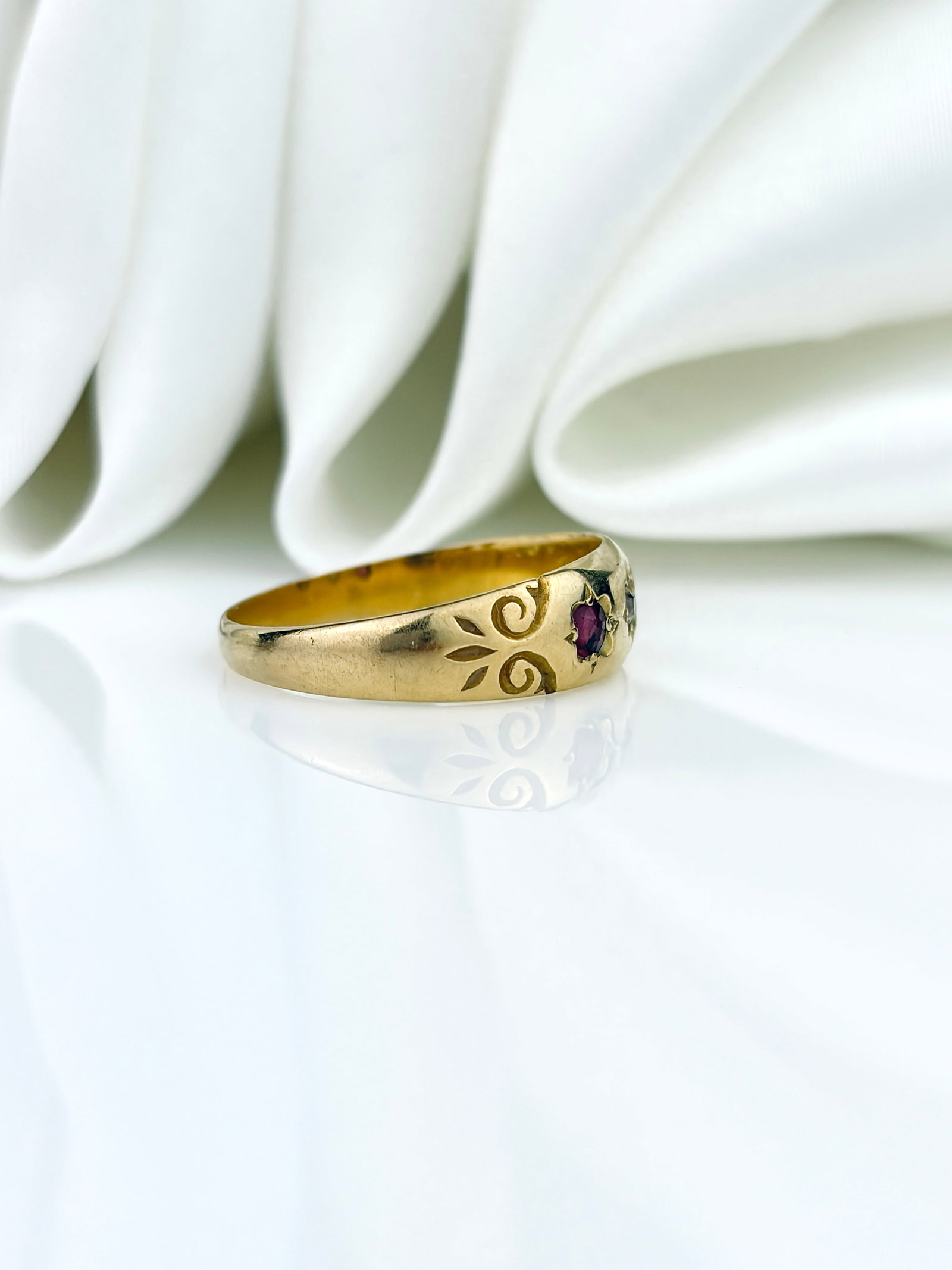 ANTIQUE C.1899 18CT YELLOW GOLD RUBY AND DIAMOND 3 STONE STAR SET RING - 3
