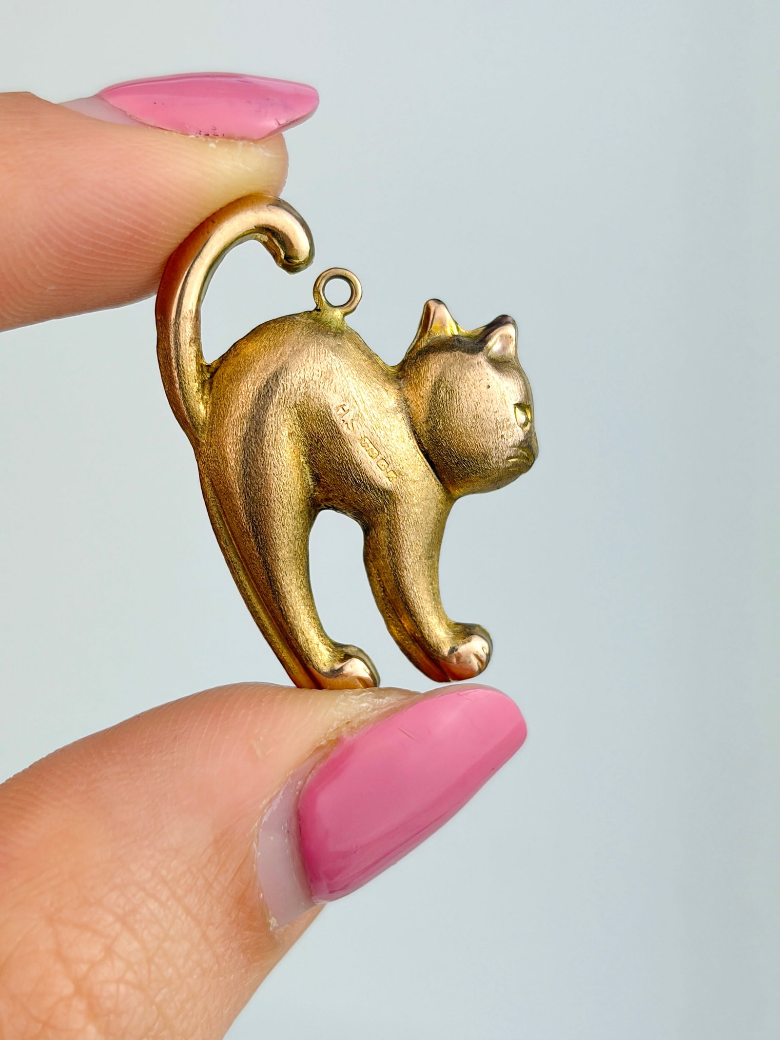 VINTAGE 9CT GOLD CAT CHARM: VINTAGE 9CT GOLD CAT CHARM No bale Weight: 1.16g Size: 27x18mm Materials: 9ct gold. Hallmarks: Fully hallmarked 9ct Condition: Very good overall condition, there is no bale. Some signs of