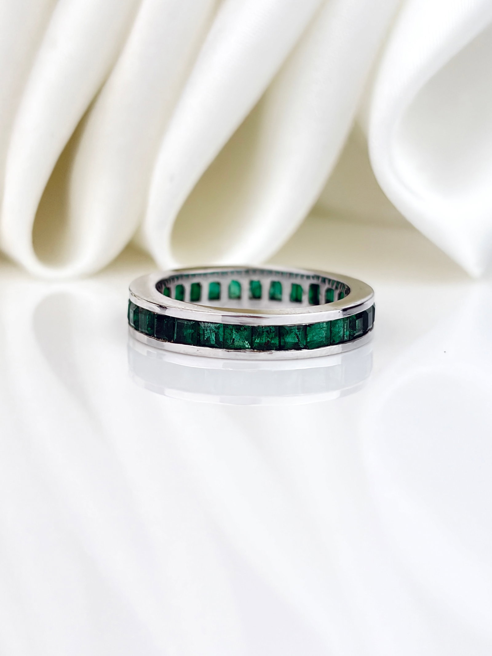 Wonderful 18ct White Gold Emerald Full Eternity Ring - 2