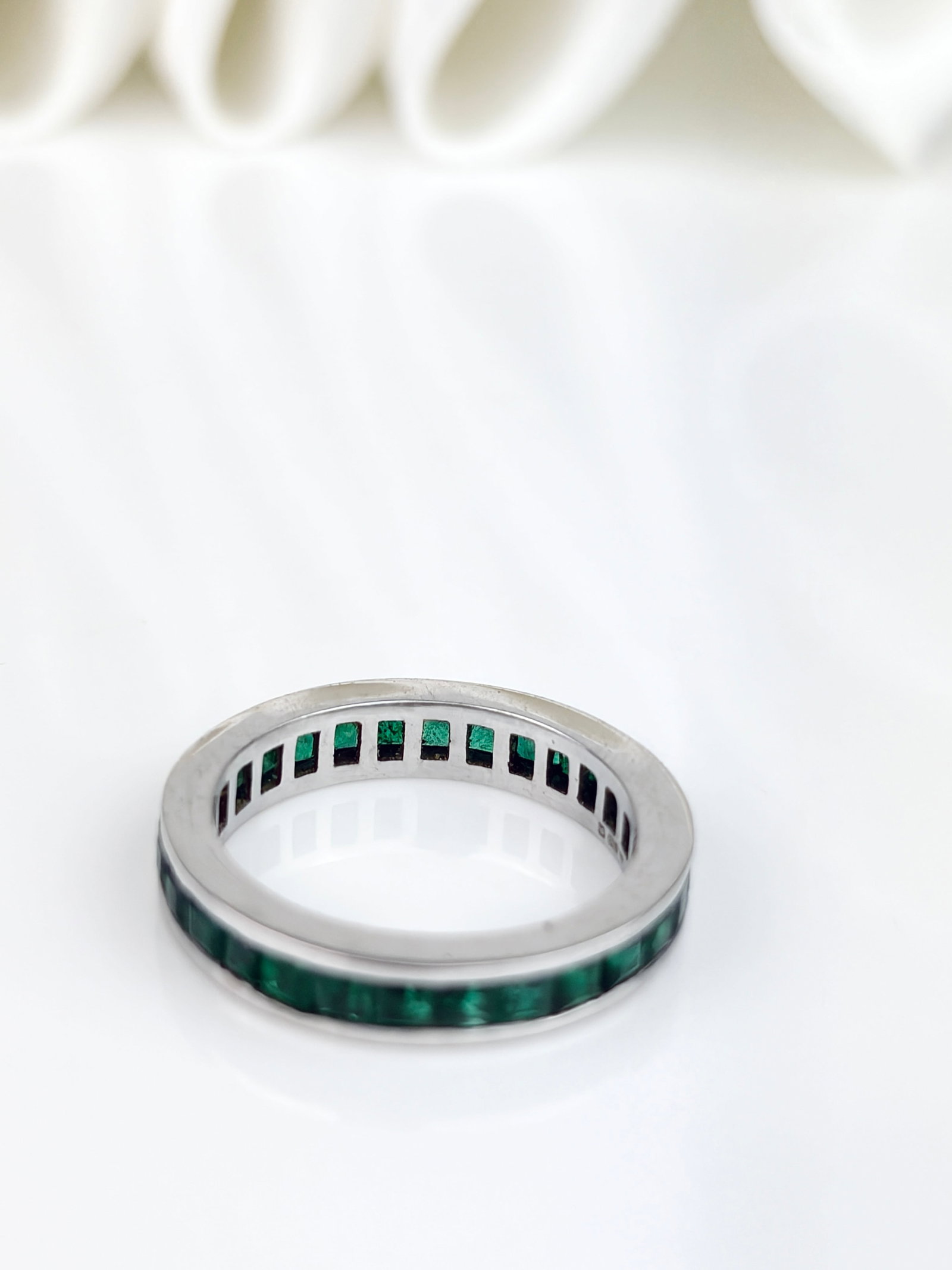 Wonderful 18ct White Gold Emerald Full Eternity Ring - 3