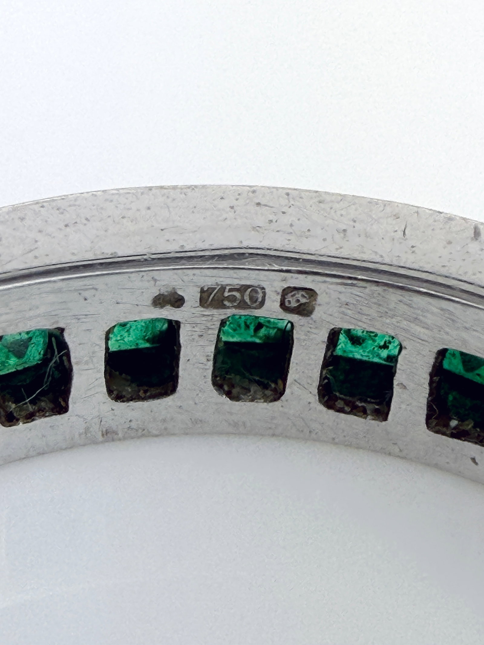 Wonderful 18ct White Gold Emerald Full Eternity Ring - 4