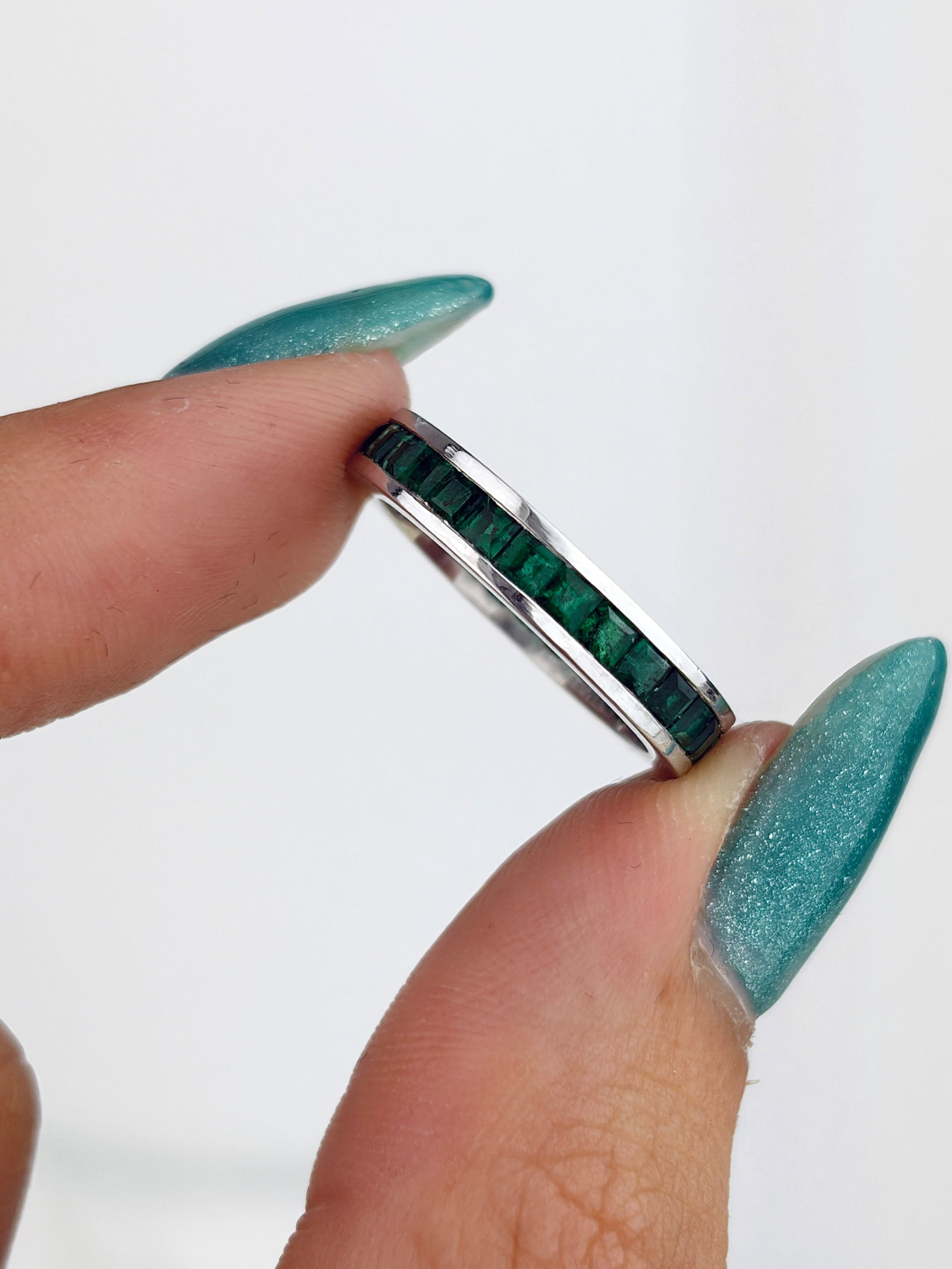Wonderful 18ct White Gold Emerald Full Eternity Ring - 5