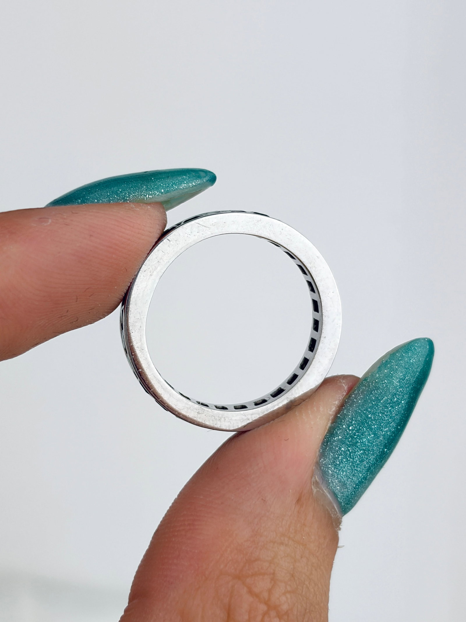 Wonderful 18ct White Gold Emerald Full Eternity Ring - 6