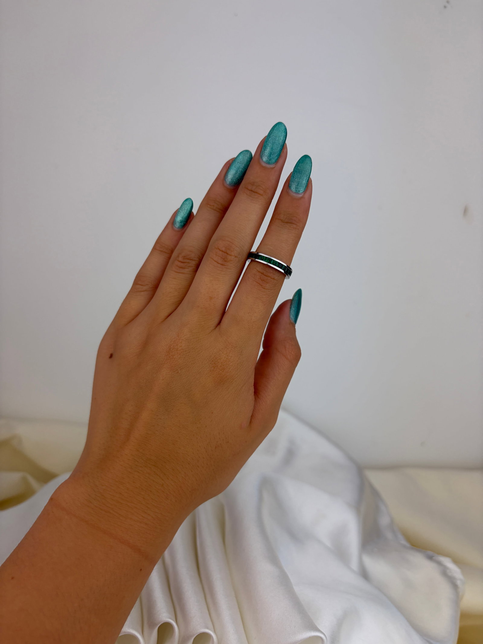 Wonderful 18ct White Gold Emerald Full Eternity Ring - 7