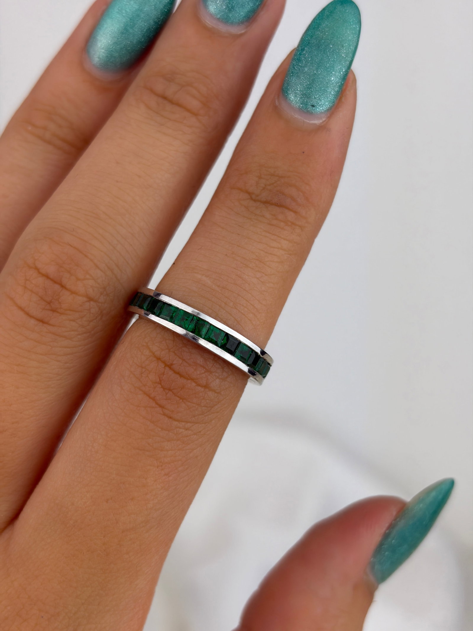 Wonderful 18ct White Gold Emerald Full Eternity Ring - 8