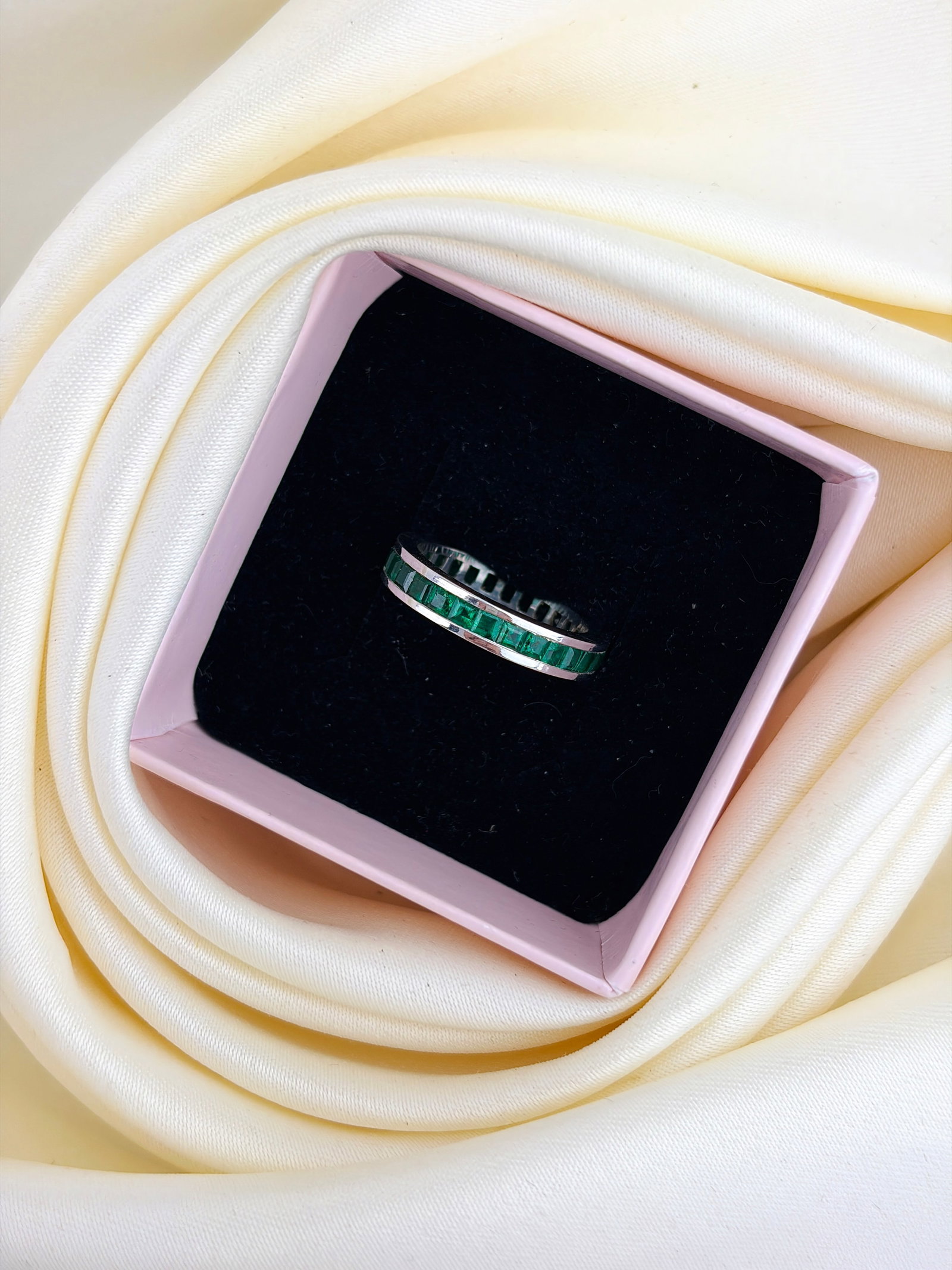 Wonderful 18ct White Gold Emerald Full Eternity Ring - 9