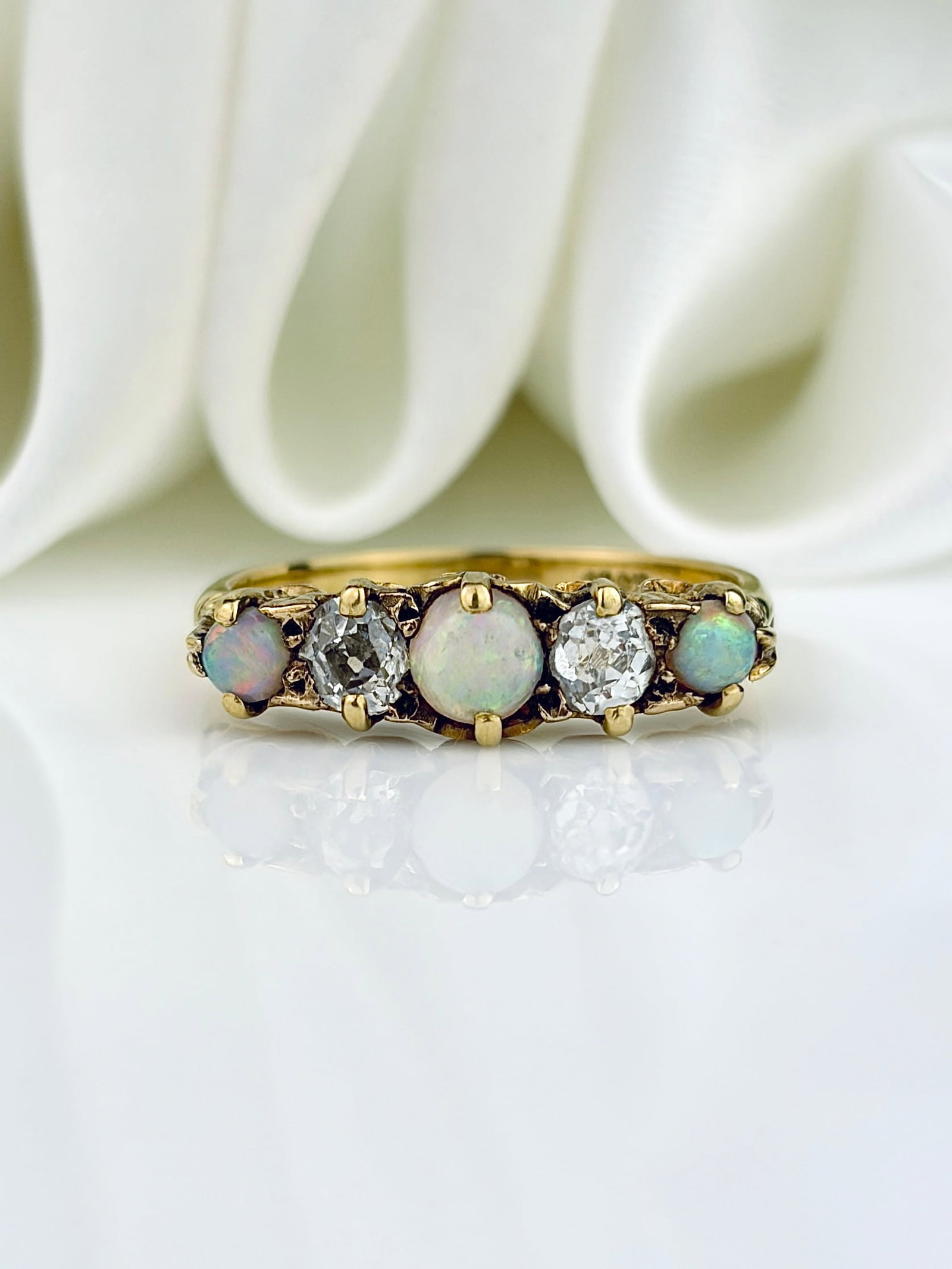 ANTIQUE 18CT YELLOW GOLD OPAL AND DIAMOND 5 STONE RING (1 of 9)