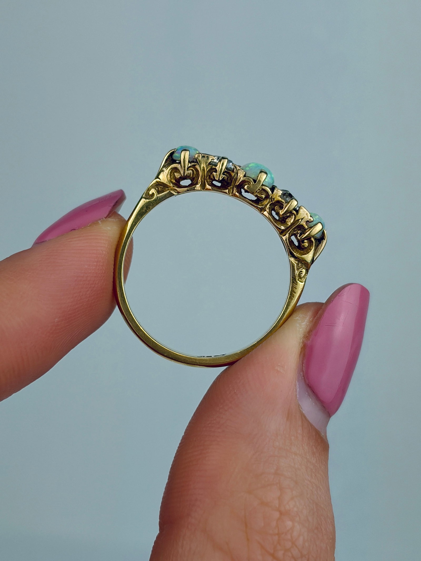 ANTIQUE 18CT YELLOW GOLD OPAL AND DIAMOND 5 STONE RING - 6