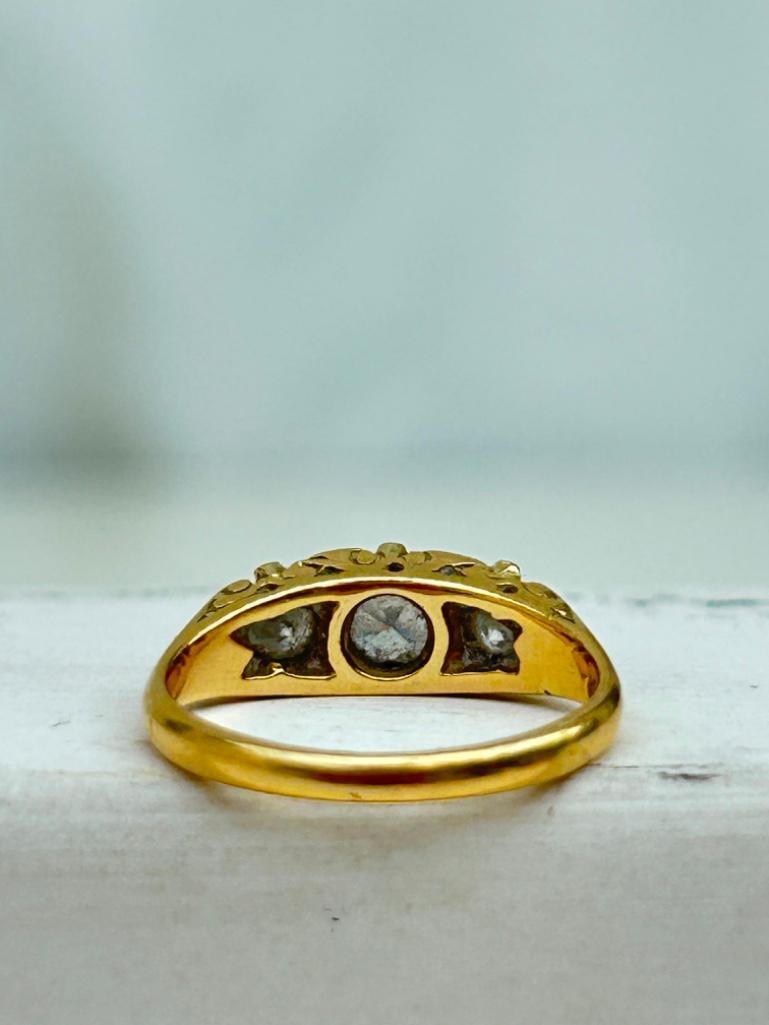 *Chunky Antique 18ct Yellow Gold Diamond 3 Stone Ring Approx 80 points total - 13