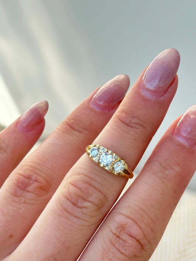 *Chunky Antique 18ct Yellow Gold Diamond 3 Stone Ring Approx 80 points total - 7