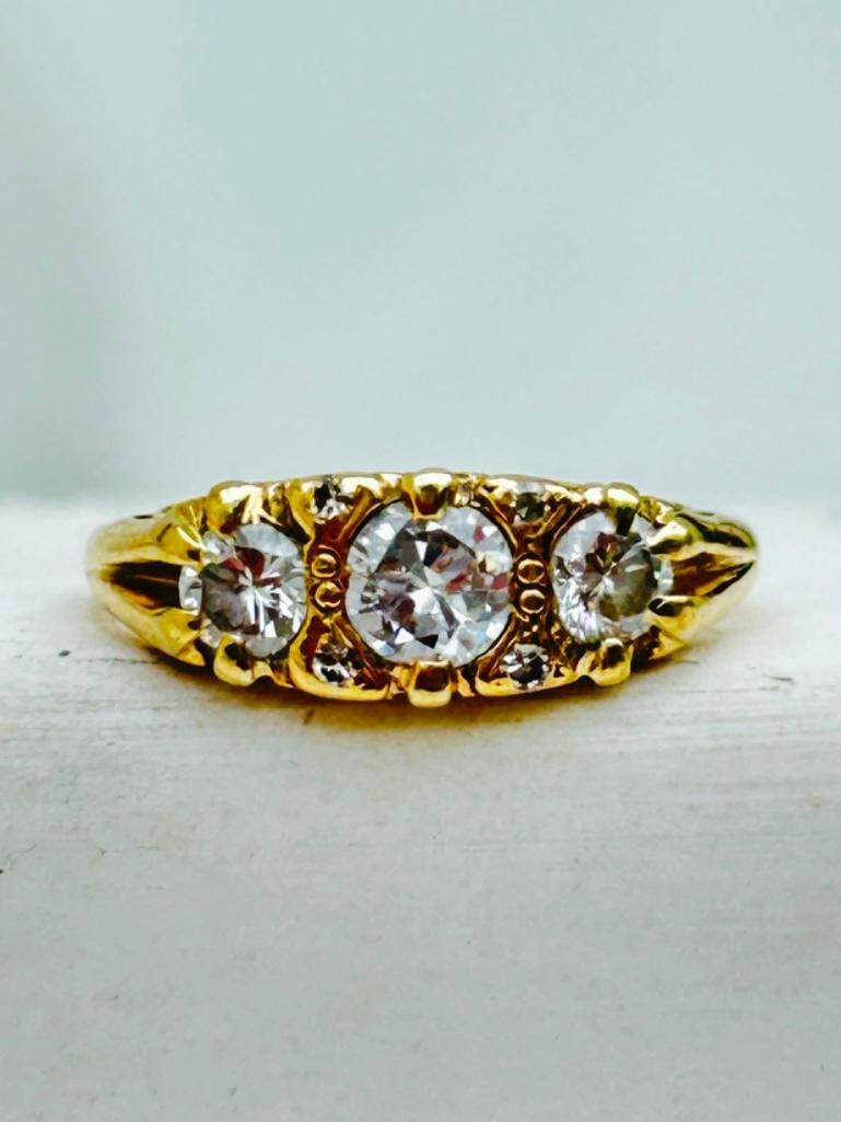 *Chunky Antique 18ct Yellow Gold Diamond 3 Stone Ring Approx 80 points total - 8