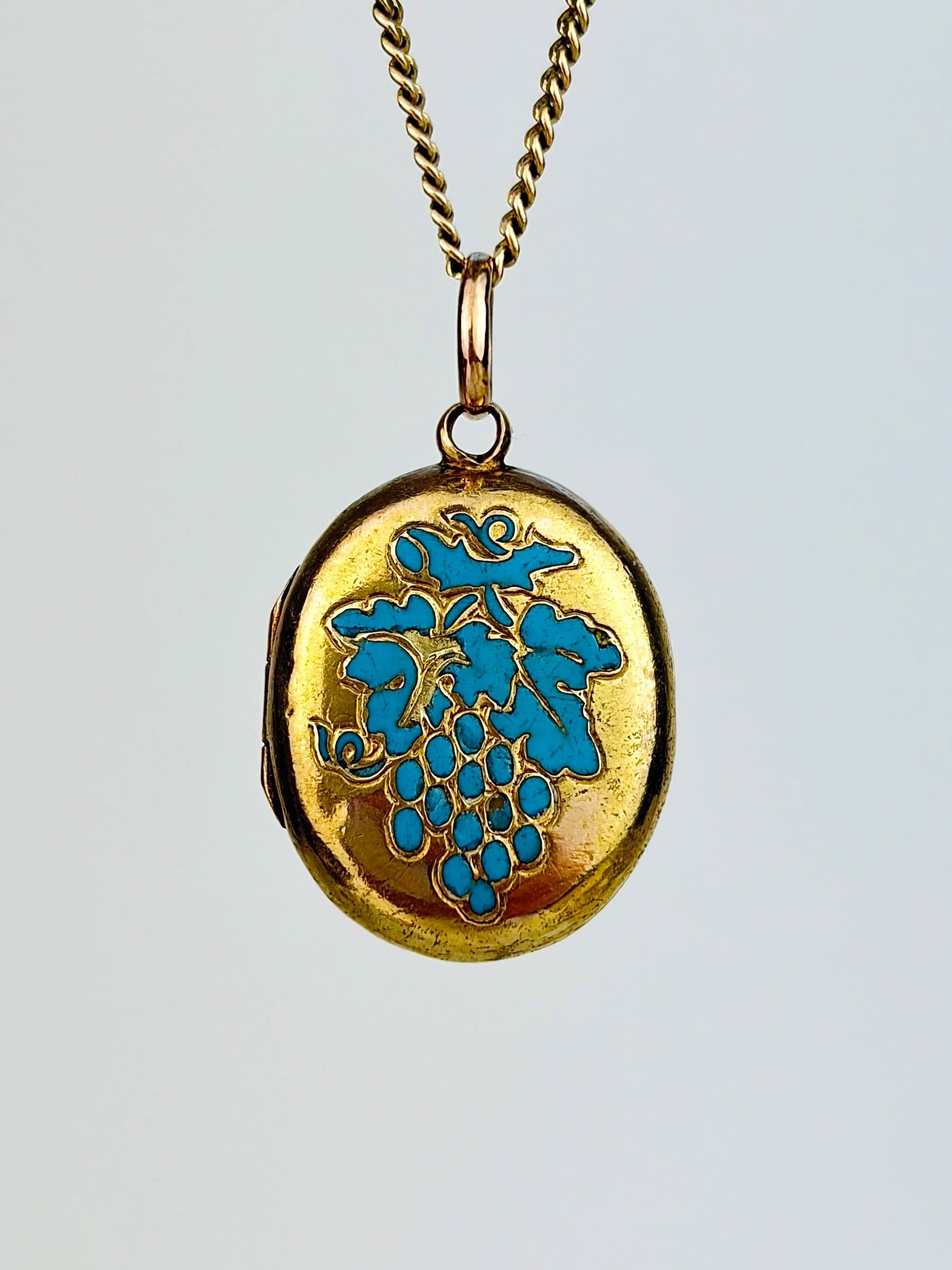 Sweet Antique 9ct gold blue enamel locket pendant: Sweet Antique 9ct gold blue enamel locket pendant The sweetest blue enamel locket in 9ct yellow gold weight 3.22 g measurement 2.5 cm office use uhz 