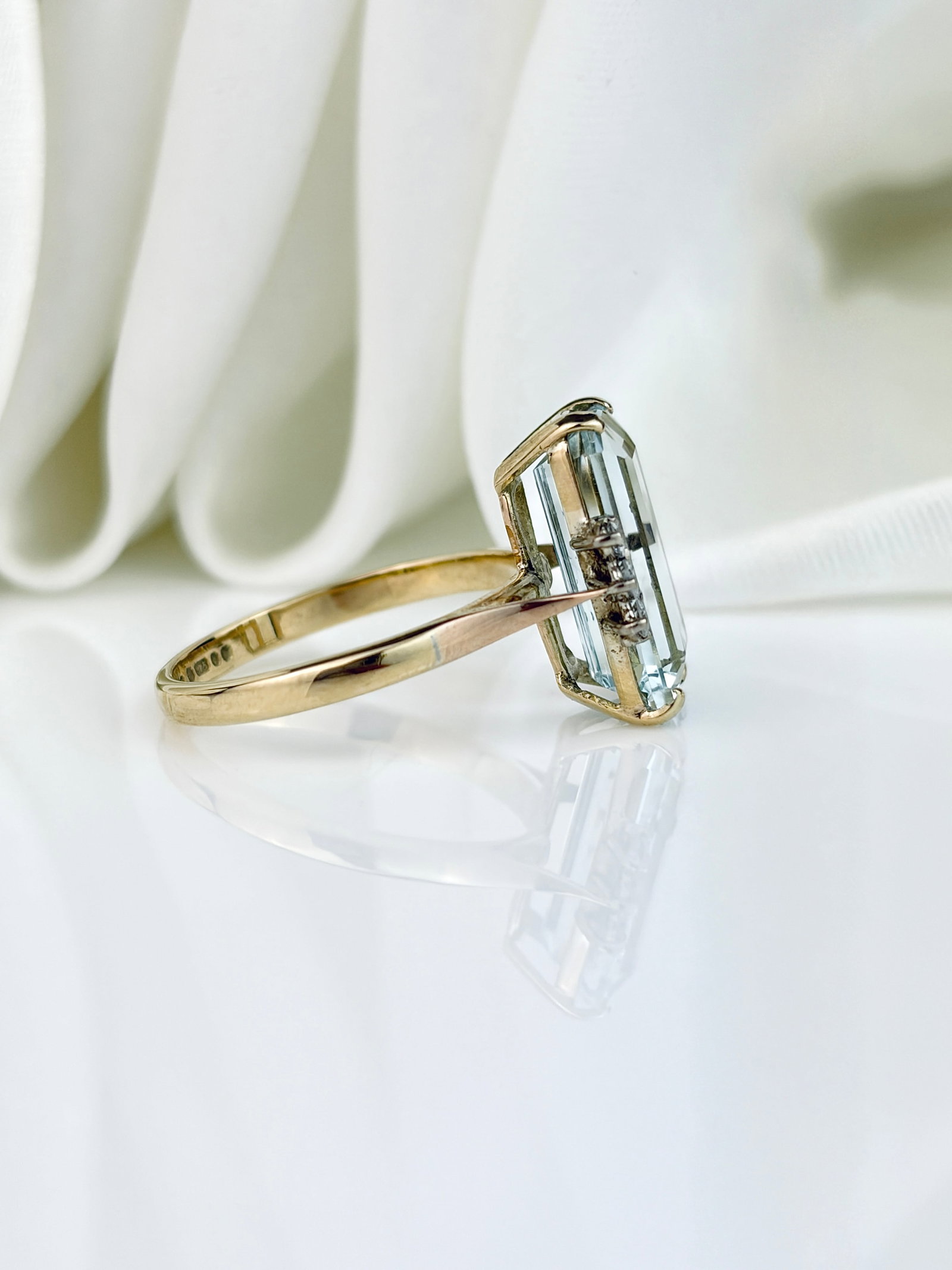 Sweet 9ct Yellow Gold Emerald Cut Aquamarine And Diamond Shoulders Ring - 4