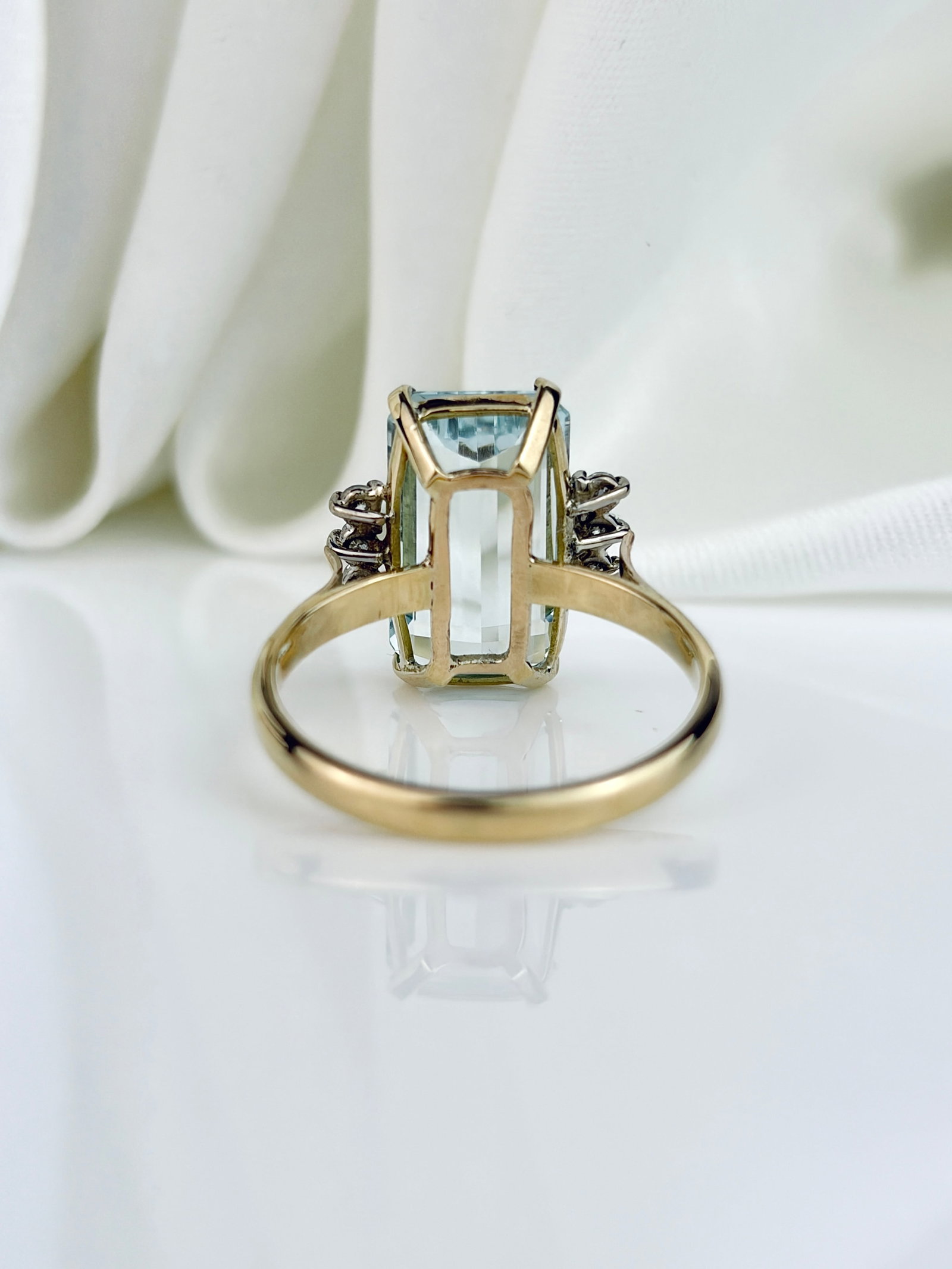 Sweet 9ct Yellow Gold Emerald Cut Aquamarine And Diamond Shoulders Ring - 5
