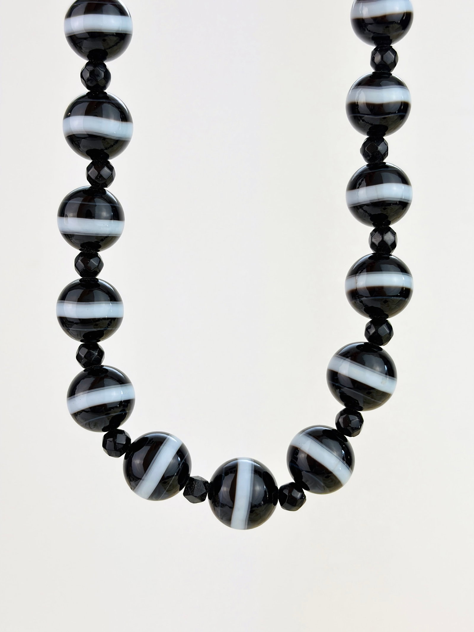 BANDED AGATE BEADED NECKLACE: BANDED AGATE BEADED NECKLACE Heavy Length 42cm