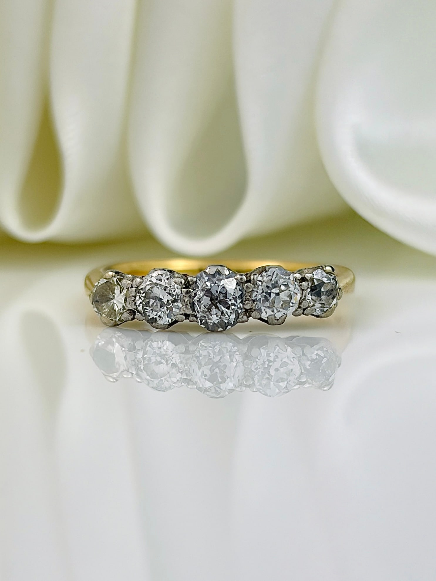 ANTIQUE 9CT YELLOW GOLD DIAMOND 5 STONE RING: ANTIQUE 9CT YELLOW GOLD DIAMOND 5 STONE RING