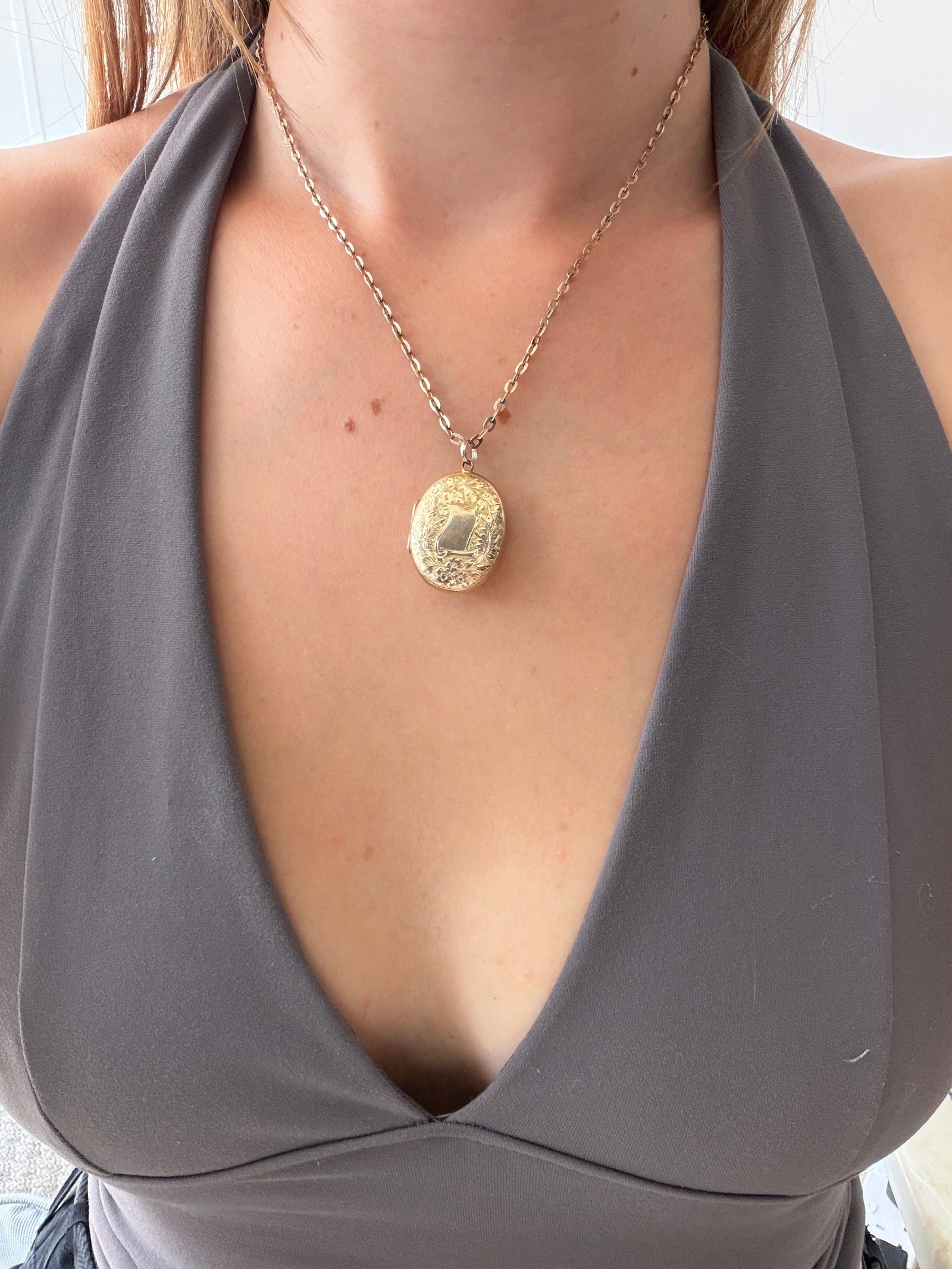 Antique c.1908 9ct Yellow Gold Engraved Double Locket Pendant on Chain - 2
