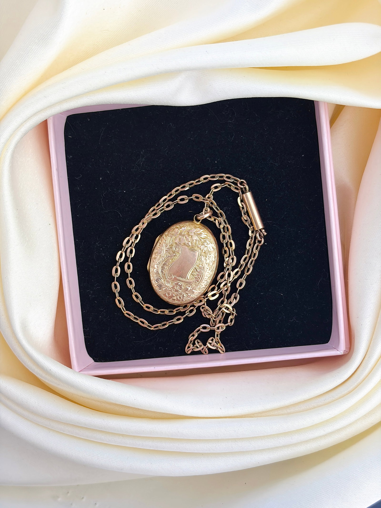 Antique c.1908 9ct Yellow Gold Engraved Double Locket Pendant on Chain - 7