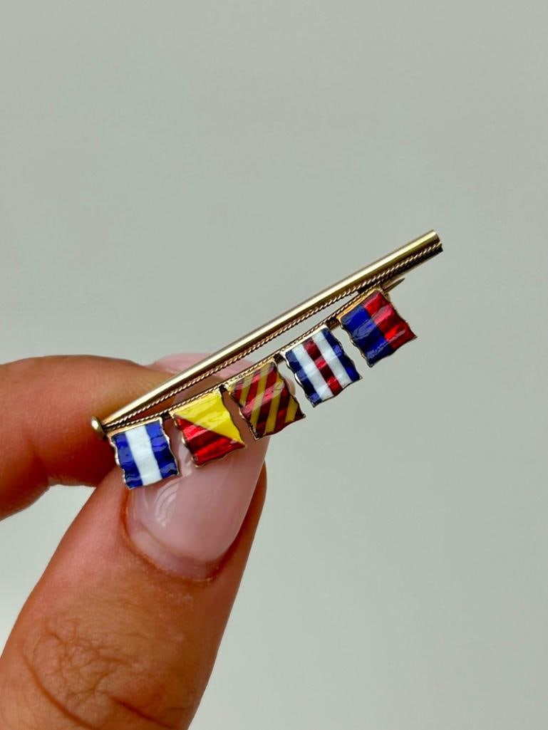 Collectors- 9ct Gold Enamel Multi Flag Brooch - Benzie Cowes: Collectors- 9ct Gold Enamel Multi Flag Brooch - Benzie Cowes wonderful and charming flag measurements length 38mm width 9mm weight 3.45g stamped 9ct 