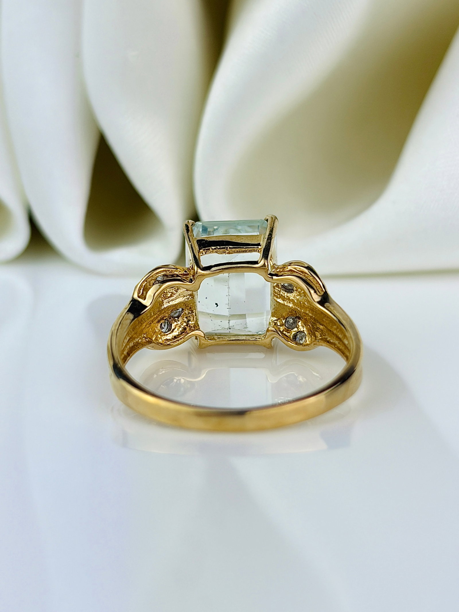 18ct yellow gold aquamarine and diamond ring - 3