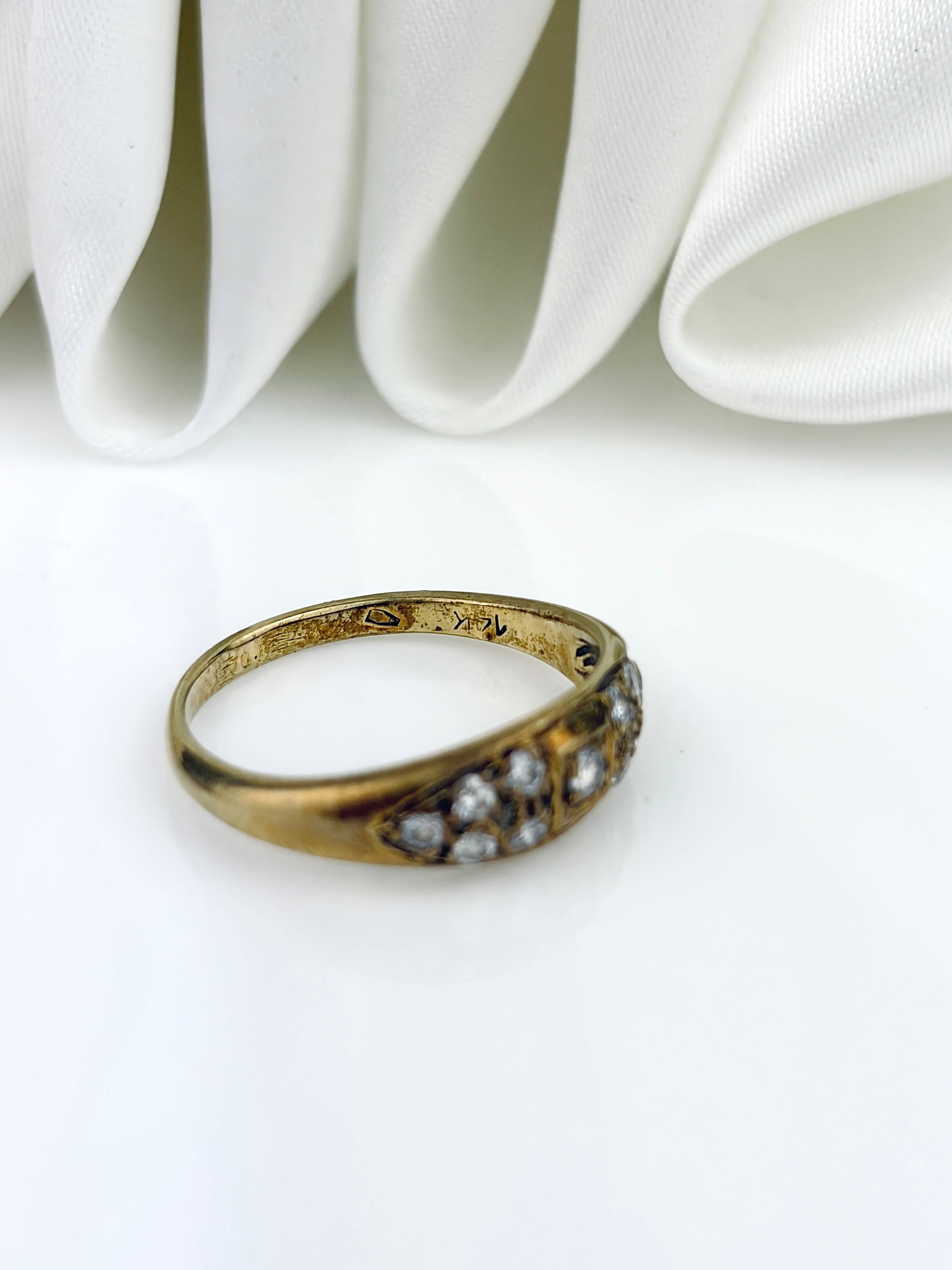 VINTAGE 14CT YELLOW GOLD DIAMOND ENCRUSTED BAND RING - 4