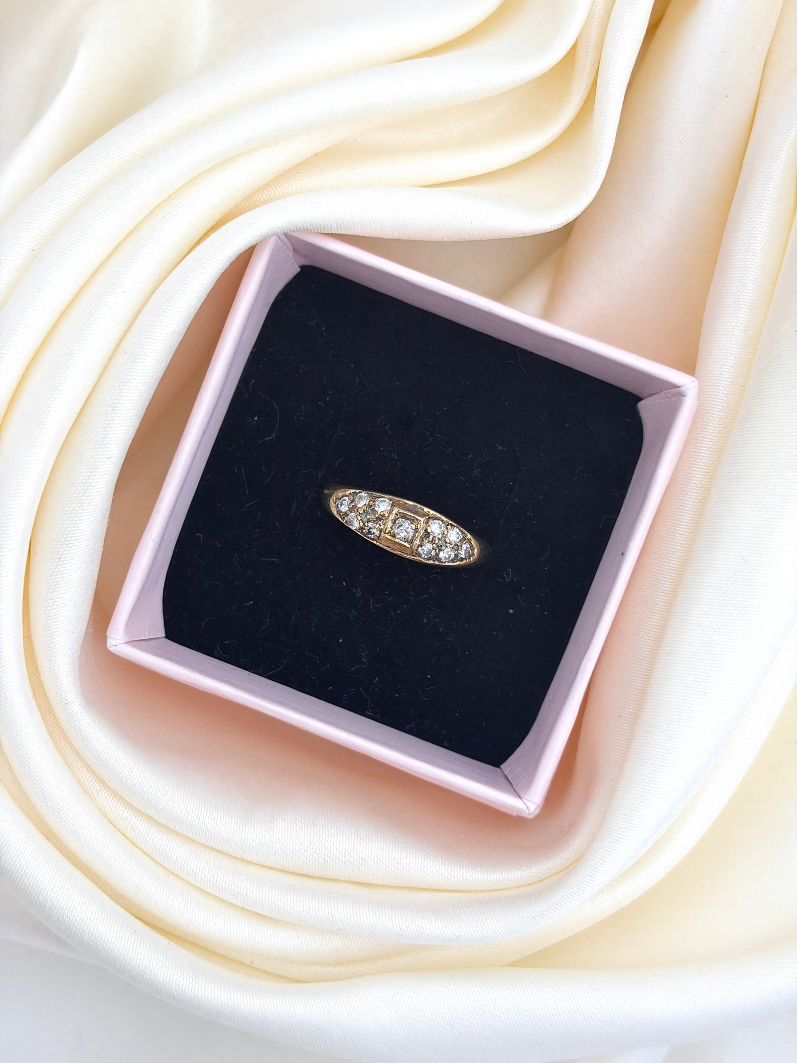 VINTAGE 14CT YELLOW GOLD DIAMOND ENCRUSTED BAND RING - 7