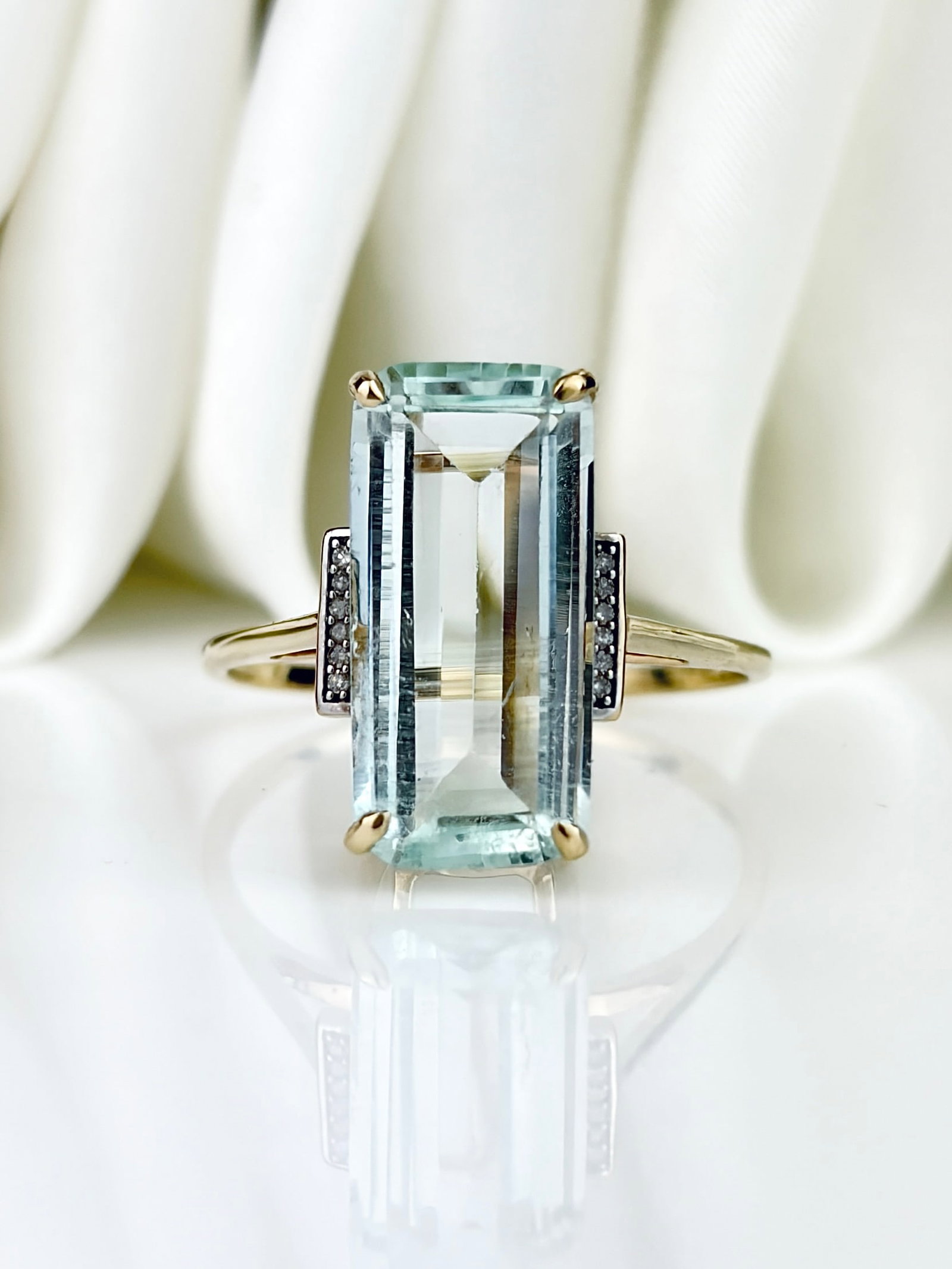 Wonderful 9ct Yellow Gold Aquamarine Cocktail Ring with Diamond Shoulders: Wonderful 9ct Yellow Gold Aquamarine Cocktail Ring with Diamond Shoulders Beautiful long rectangular aquamarine stone!