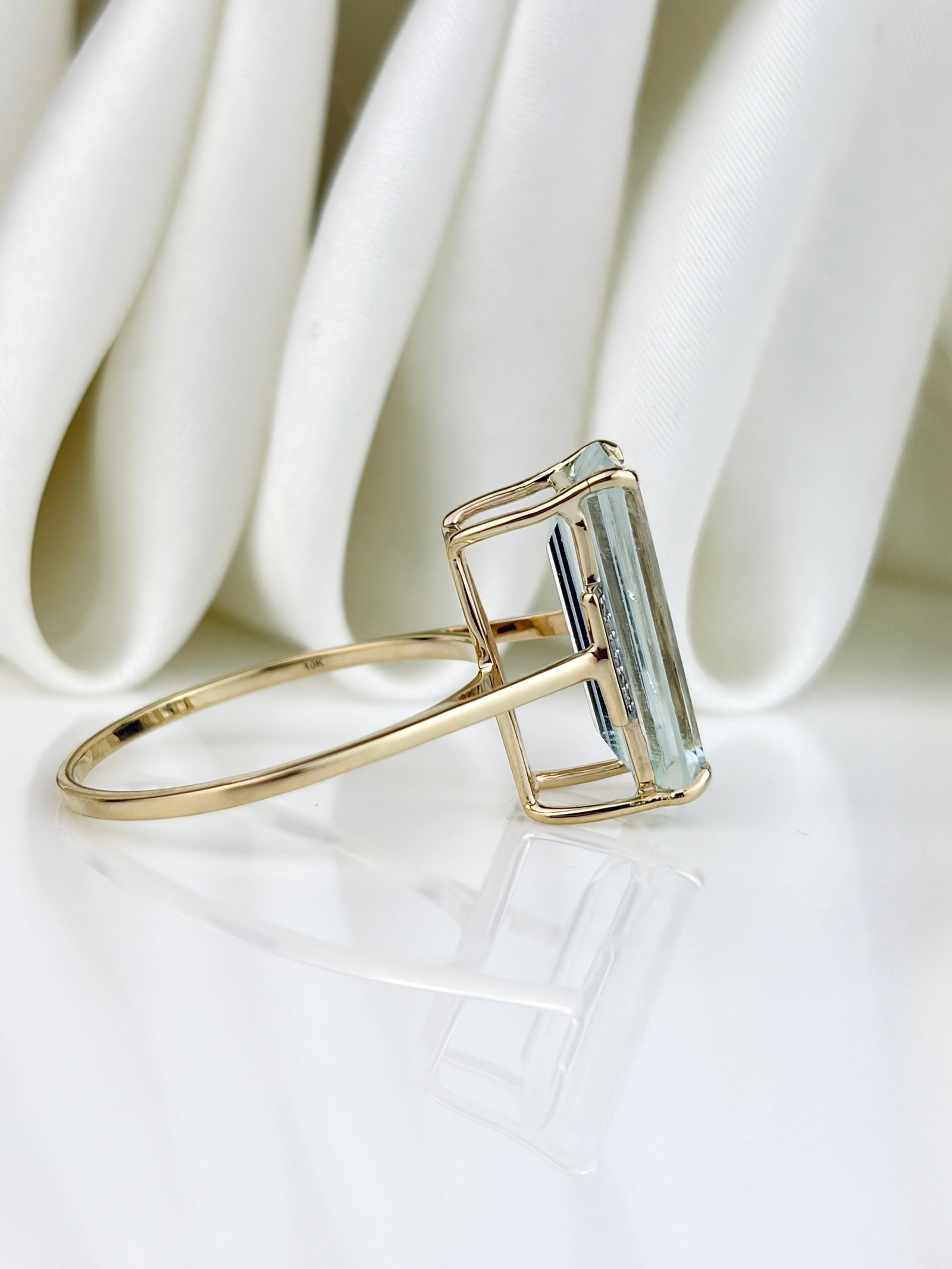 Wonderful 9ct Yellow Gold Aquamarine Cocktail Ring with Diamond Shoulders - 2