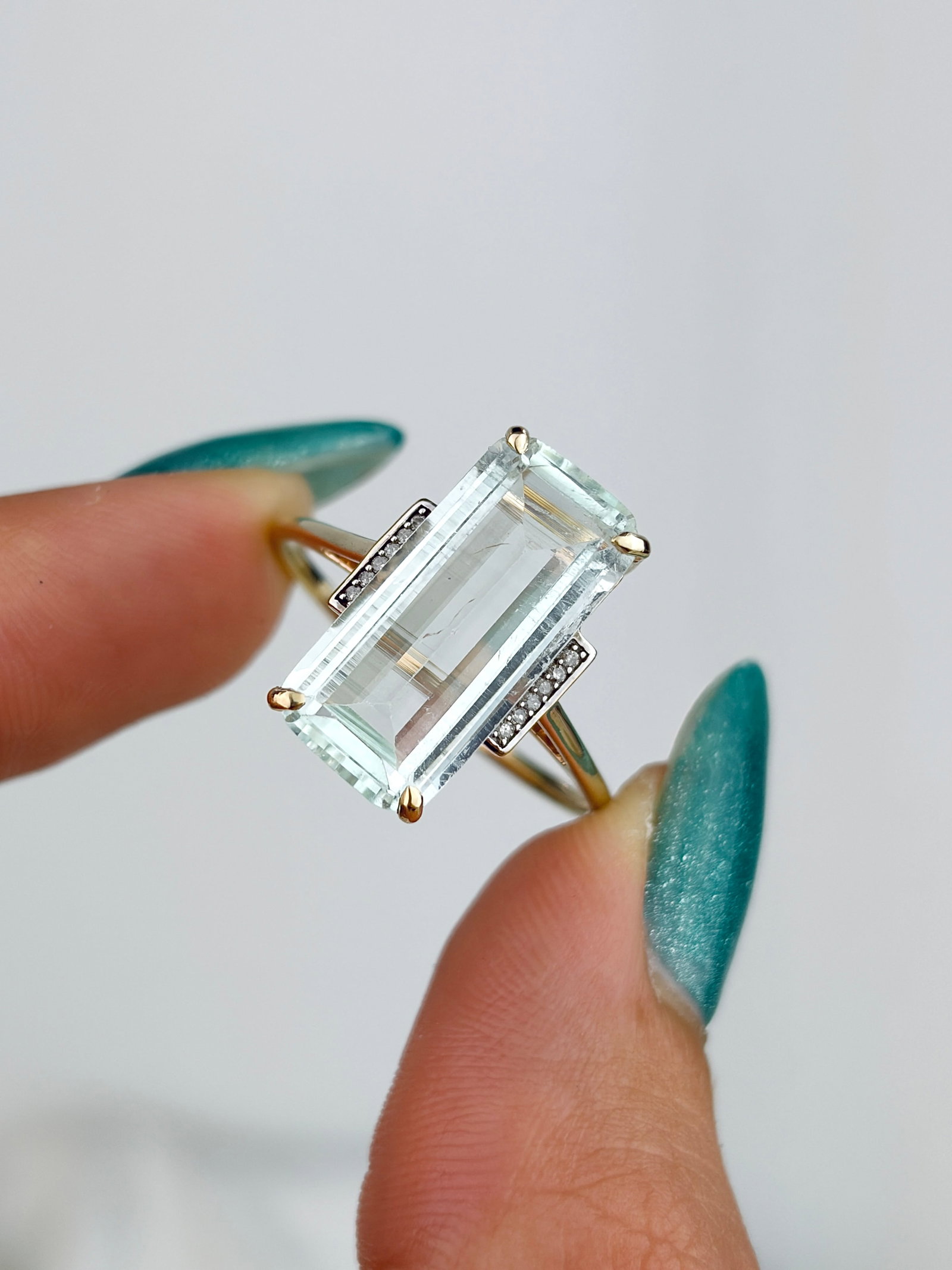 Wonderful 9ct Yellow Gold Aquamarine Cocktail Ring with Diamond Shoulders - 5