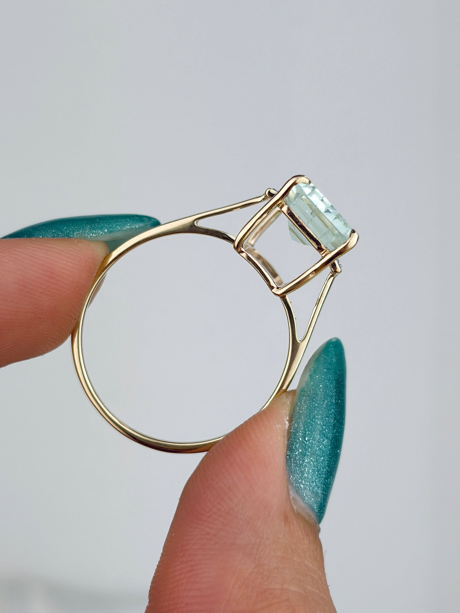 Wonderful 9ct Yellow Gold Aquamarine Cocktail Ring with Diamond Shoulders - 6