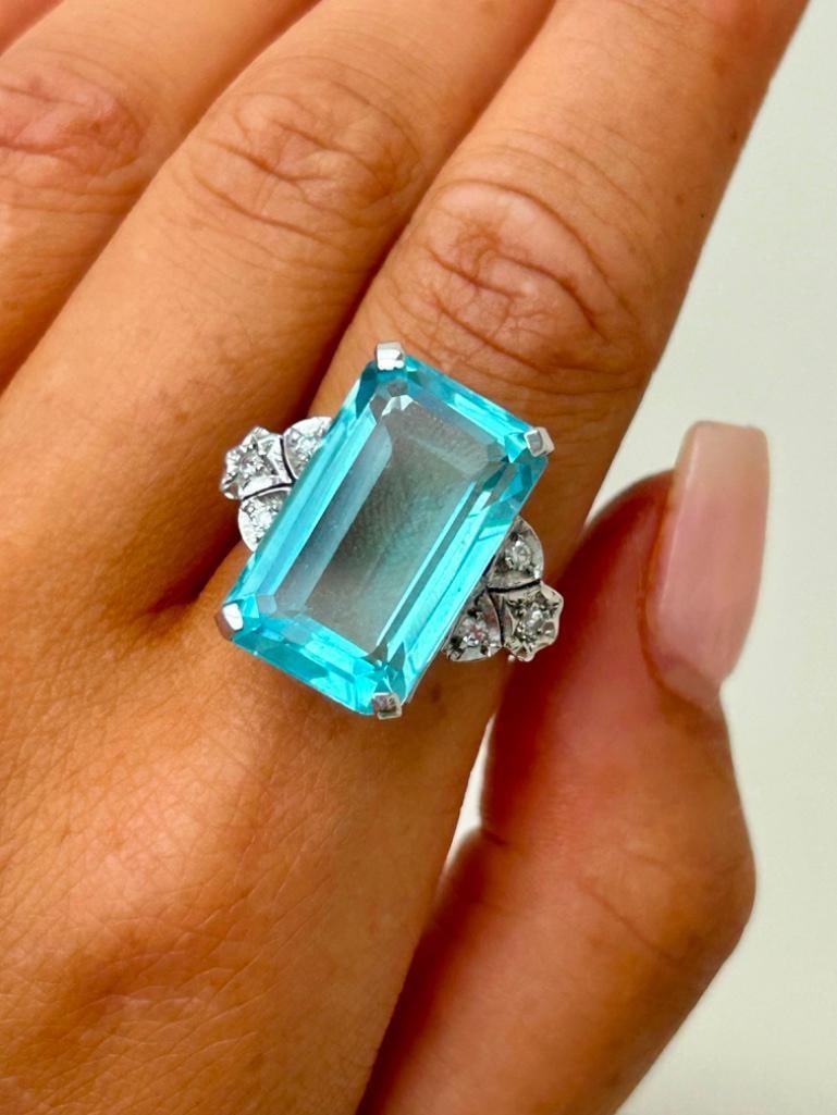 Large Cocktail Ring in White Gold - 2