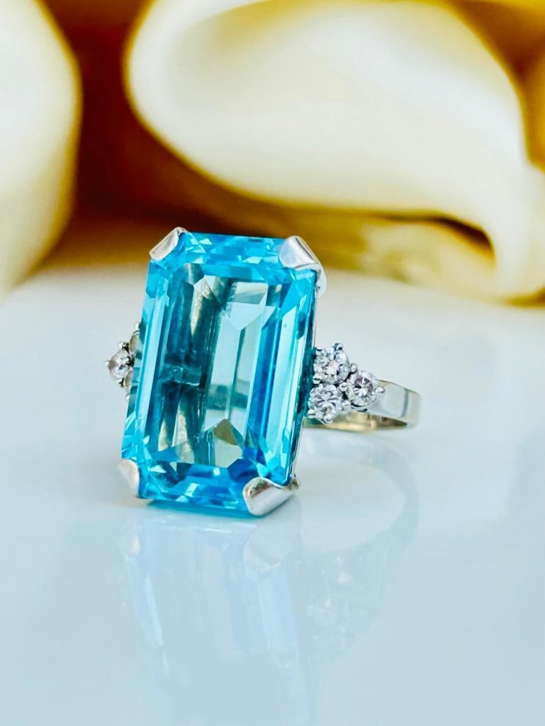 Large 18ct White Gold Topaz and Diamond Cocktail Ring - 10